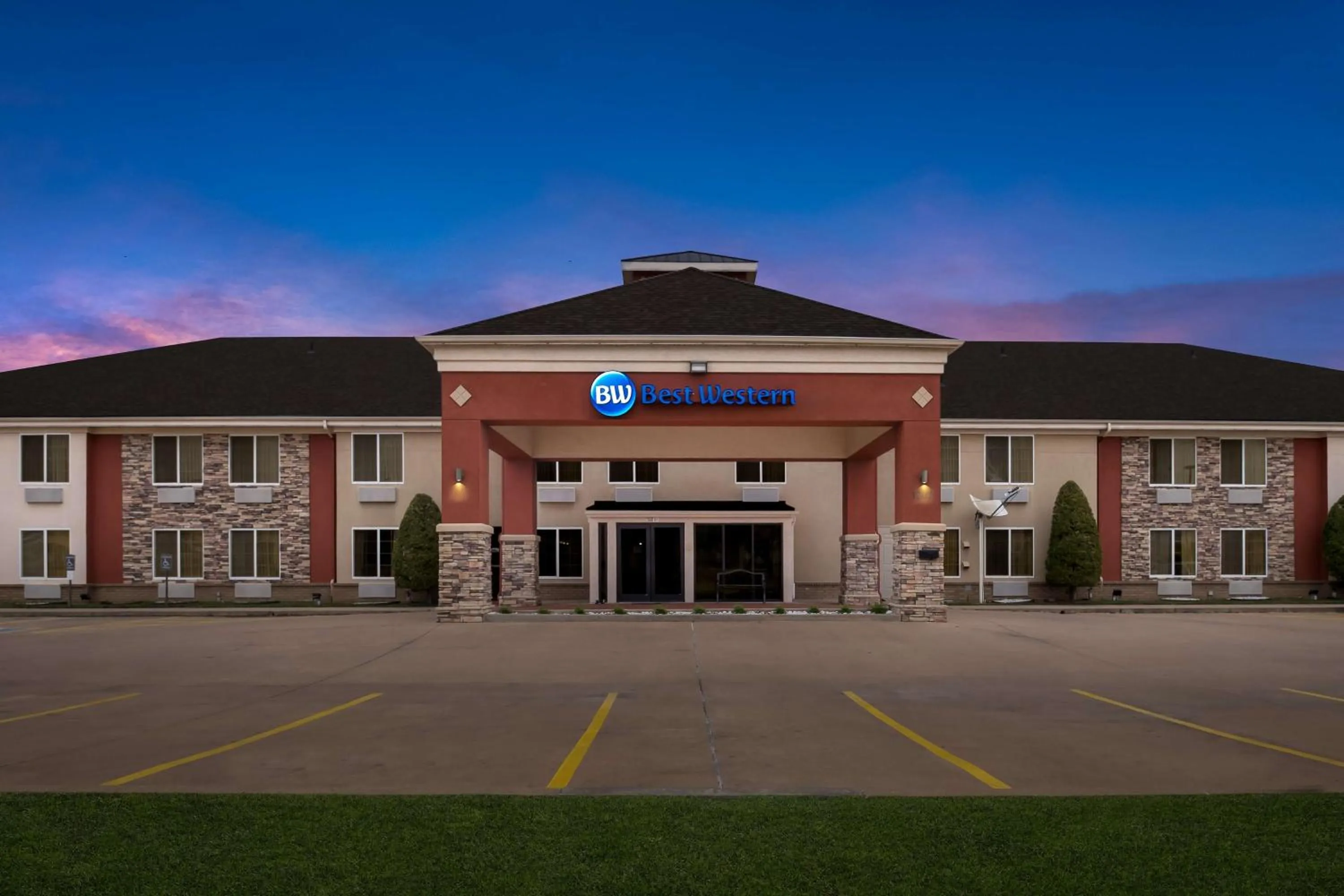 Property building in Best Western Kenosha Inn