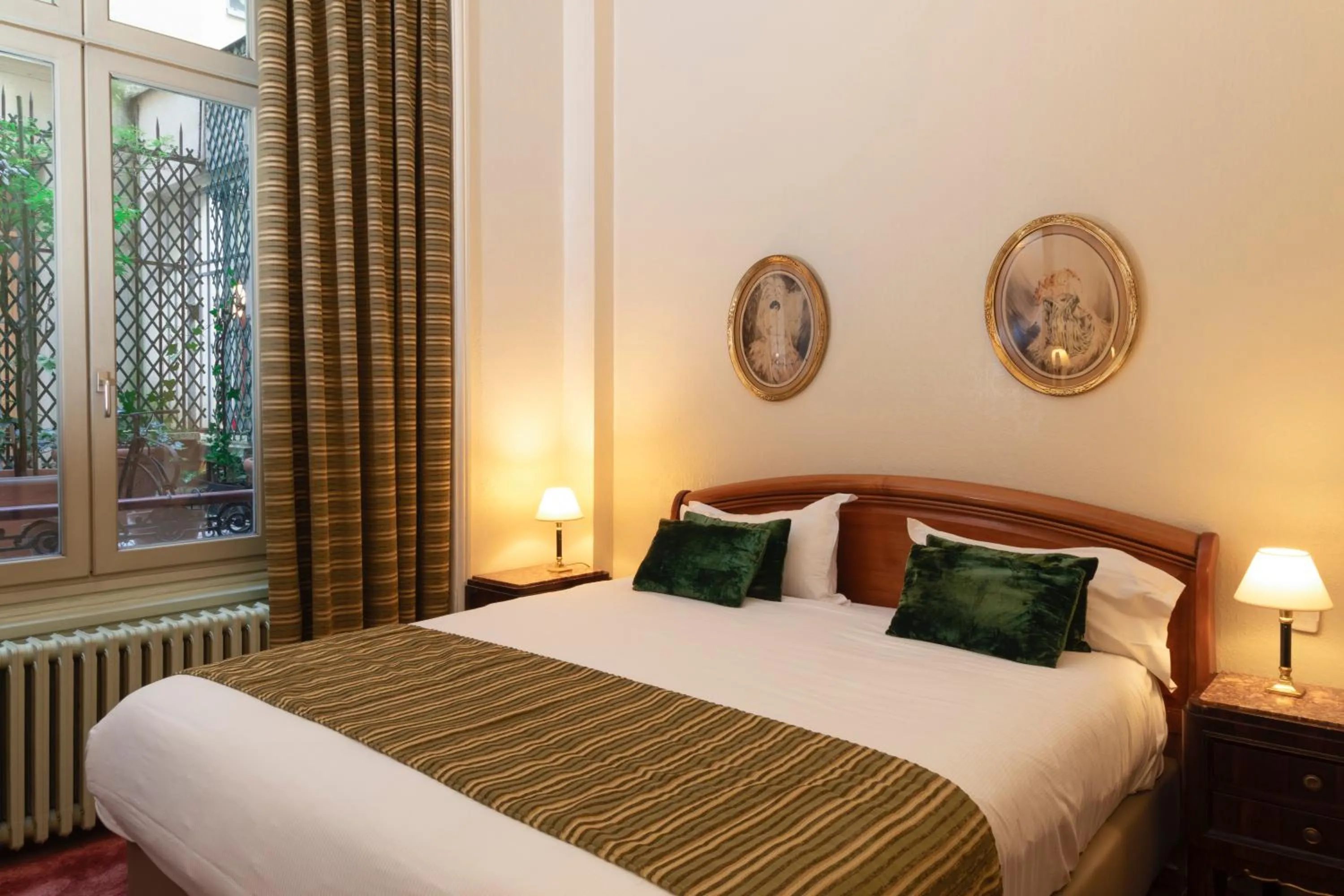 Garden, Bed in Hôtel Langlois