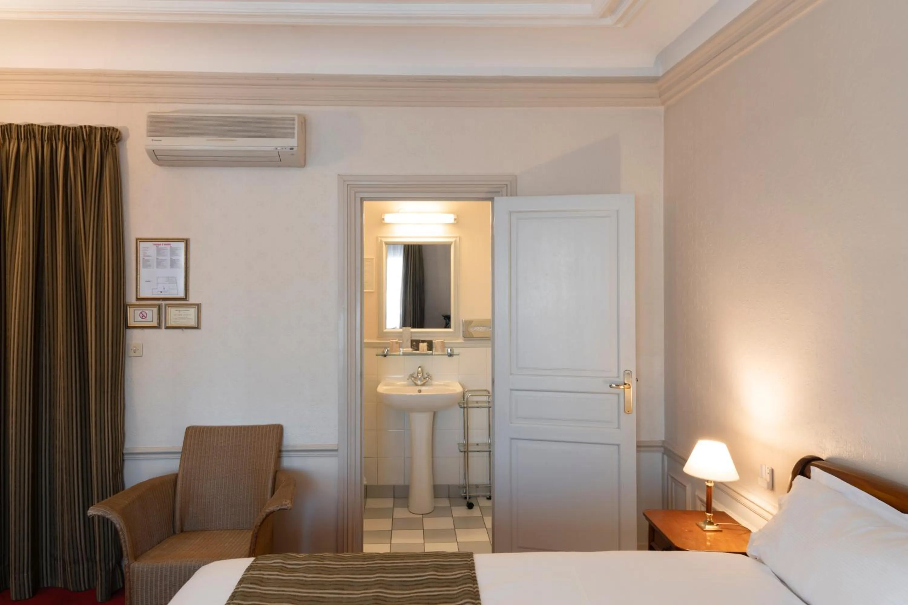 Photo of the whole room, Bed in Hôtel Langlois