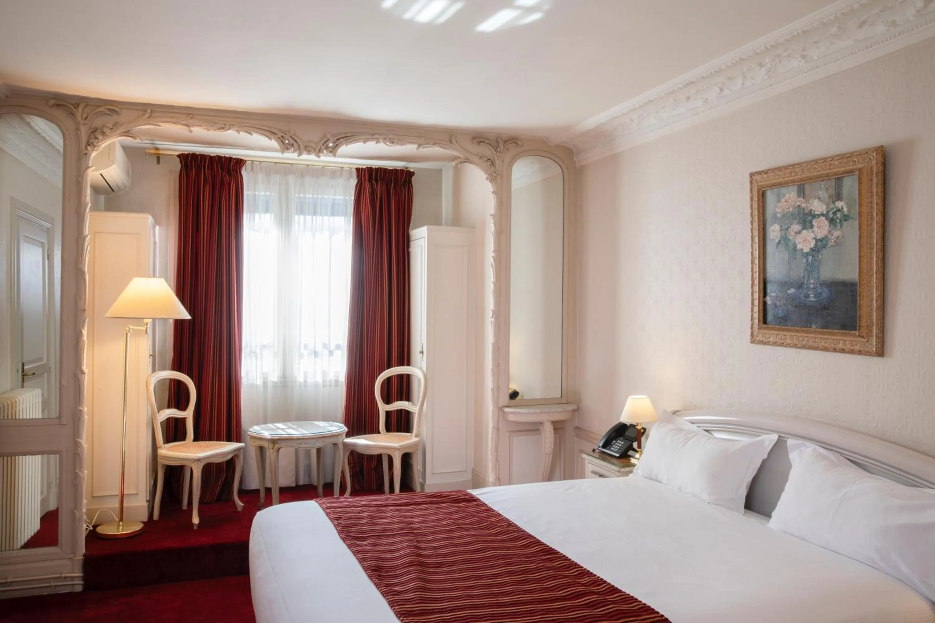 Bedroom, Bed in Hôtel Langlois