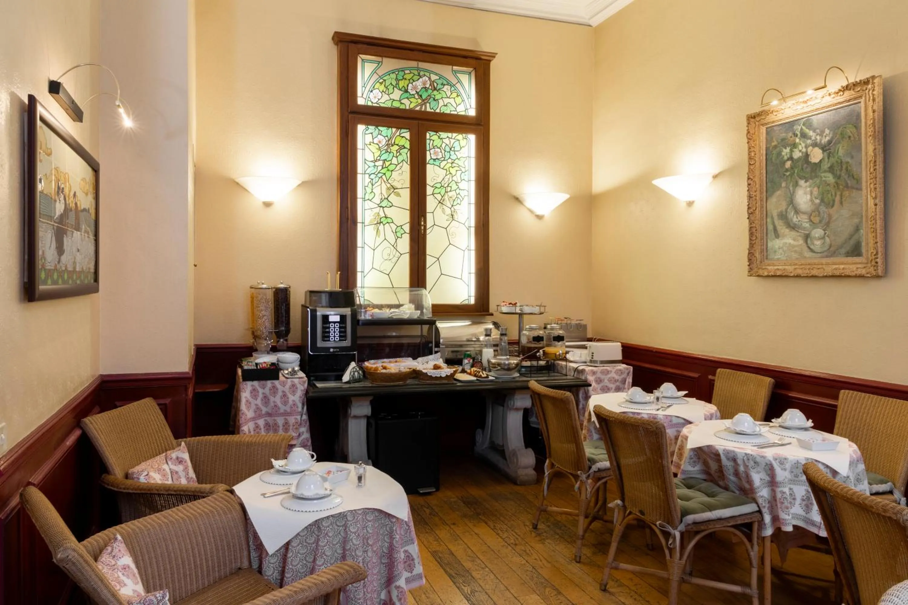 Buffet breakfast in Hôtel Langlois