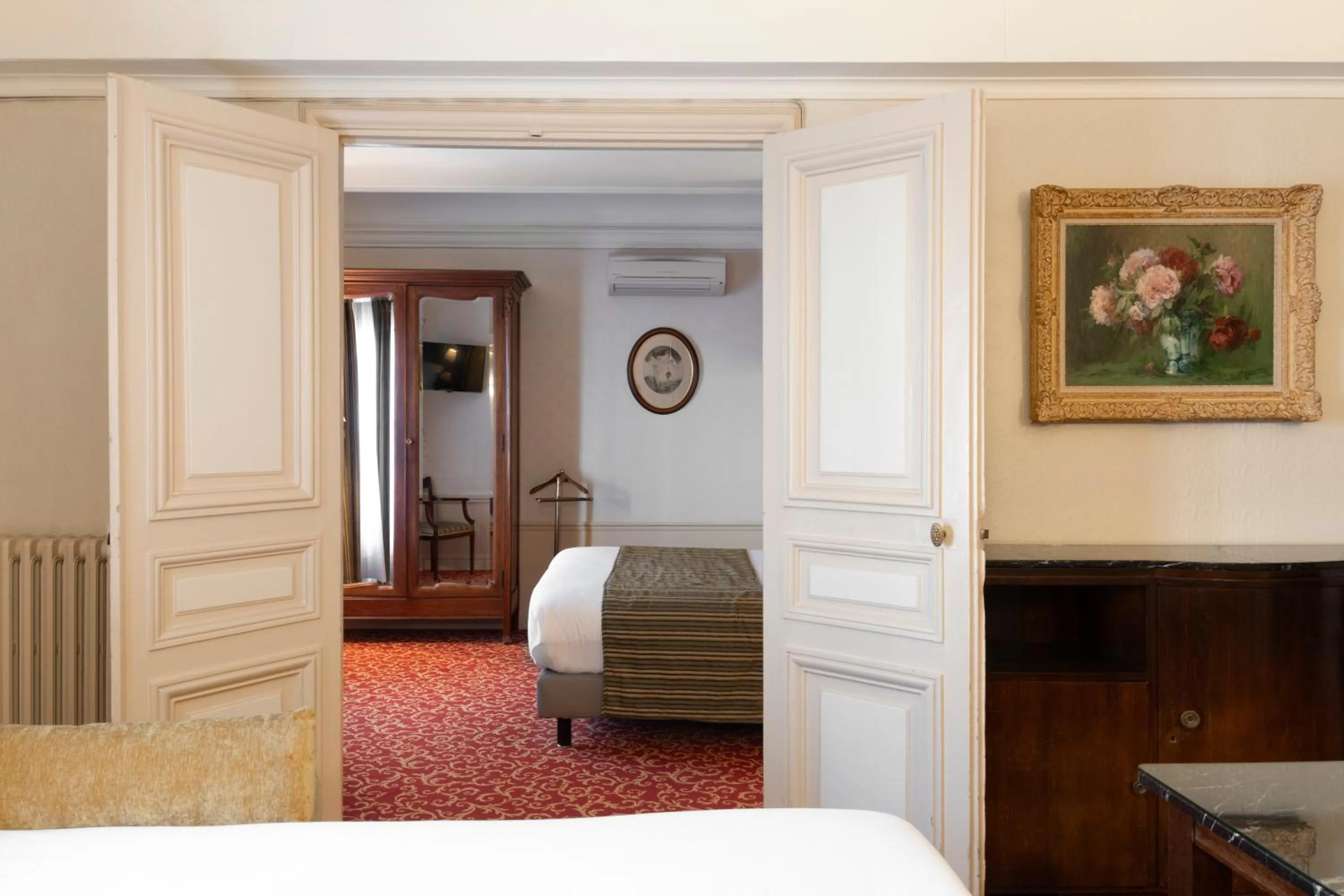 Photo of the whole room, Bed in Hôtel Langlois
