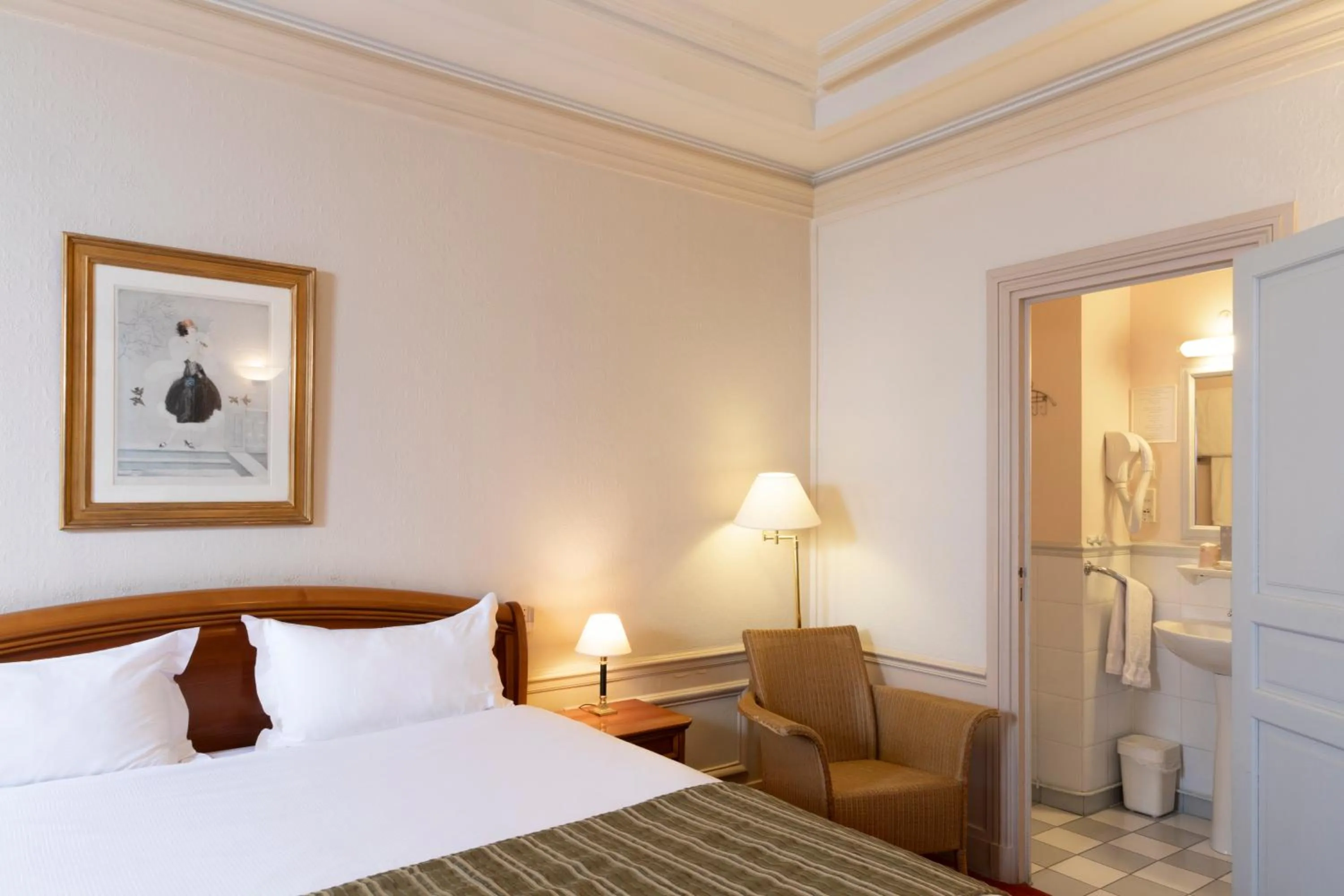 Bedroom, Bed in Hôtel Langlois