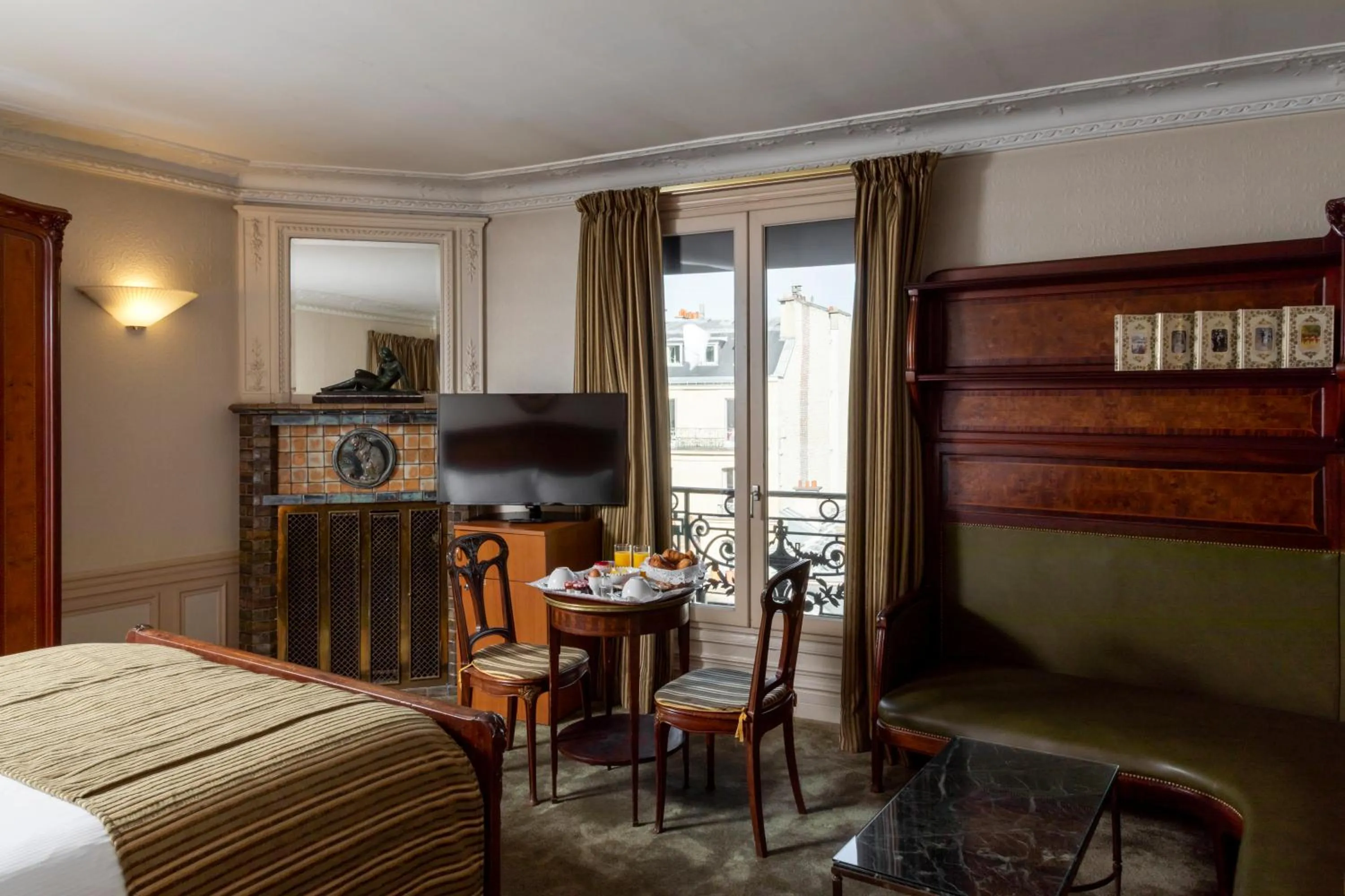 Decorative detail, Bed in Hôtel Langlois