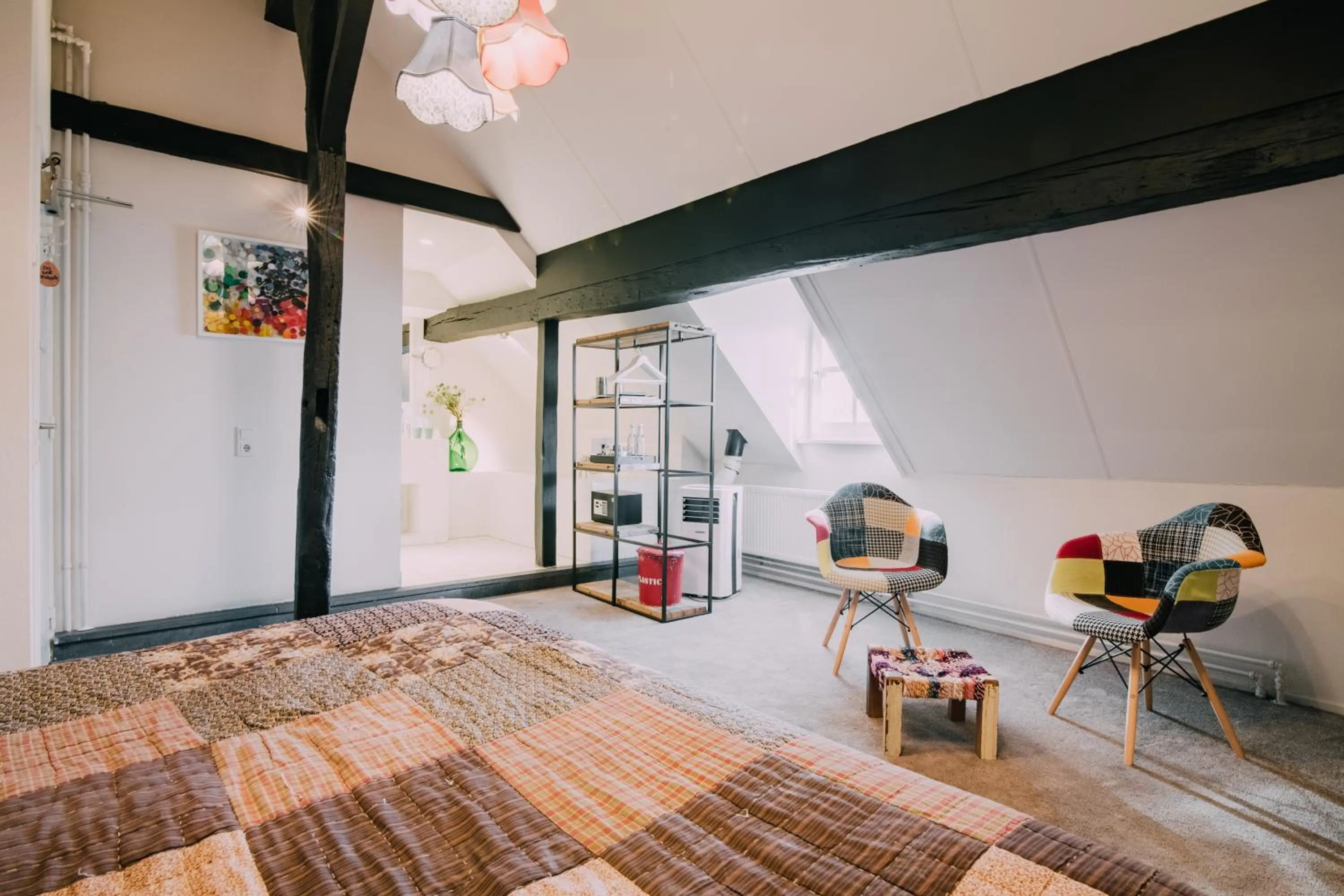 Living room, Bed in Hotel Trash Deluxe