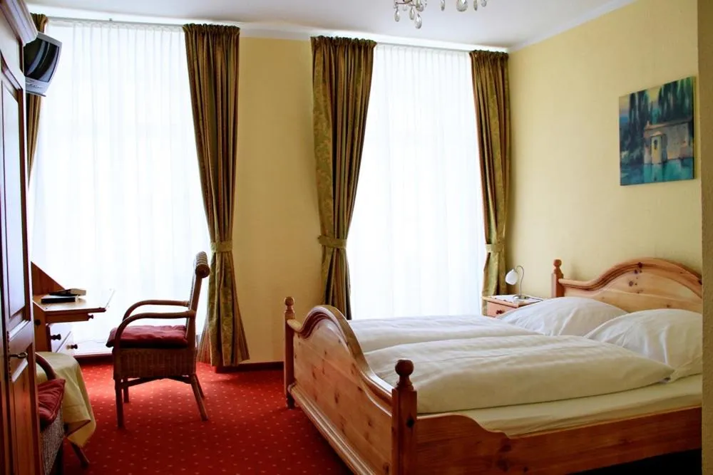 Bed in Hotel Zum Römer