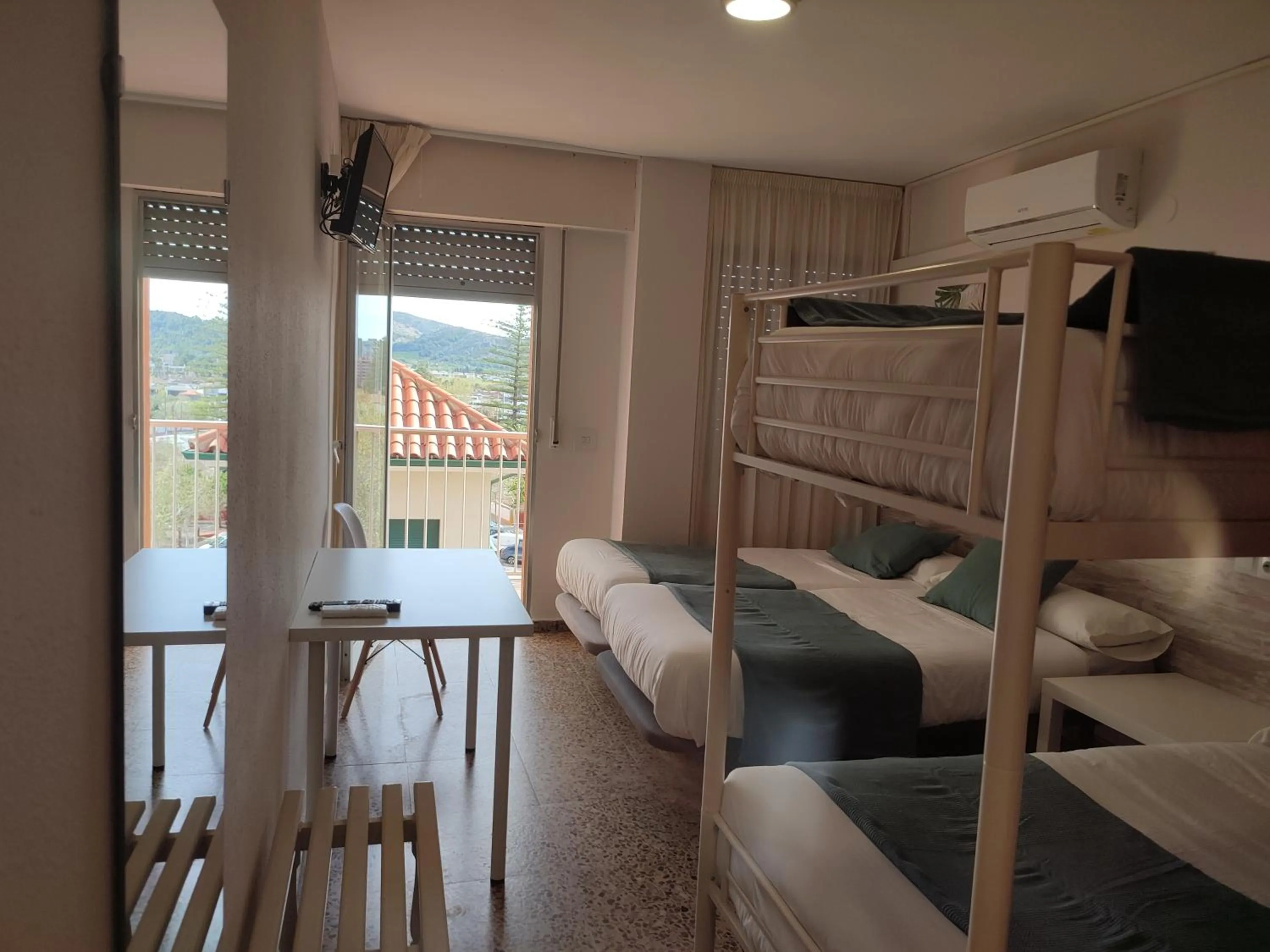 TV and multimedia, Bed in Hostal Garamar