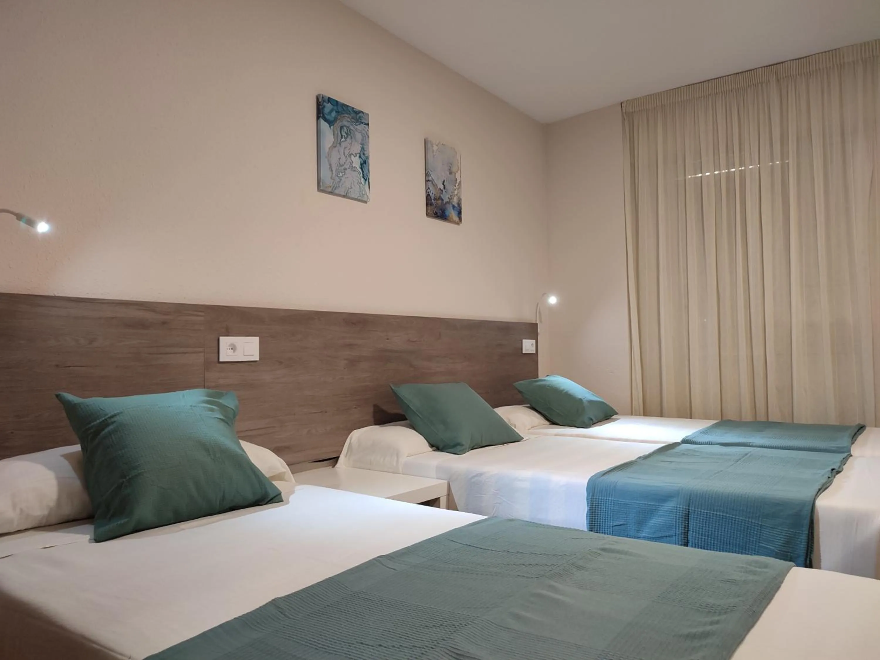 Bedroom, Bed in Hostal Garamar