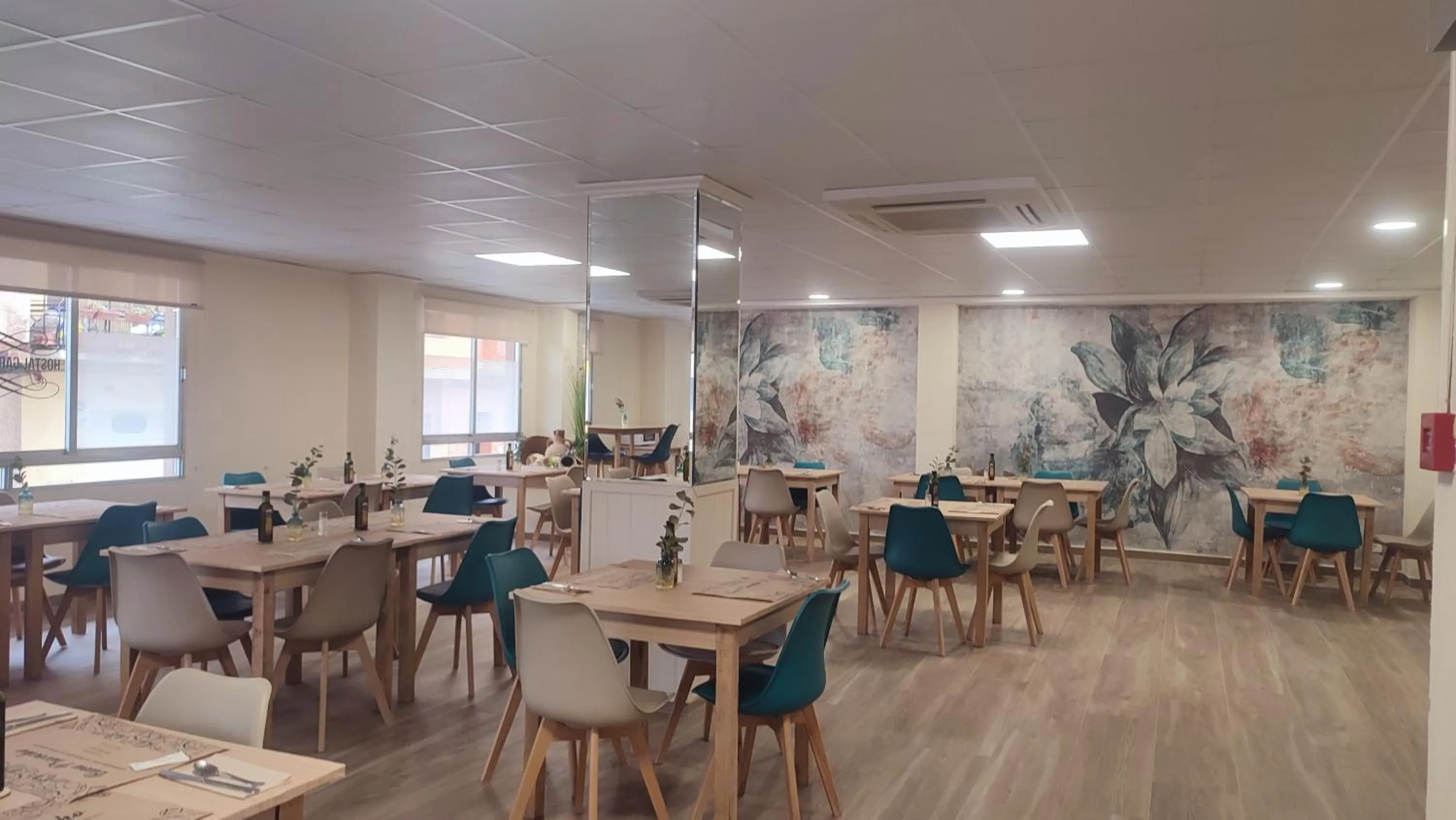 Restaurant/places to eat in Hostal Garamar