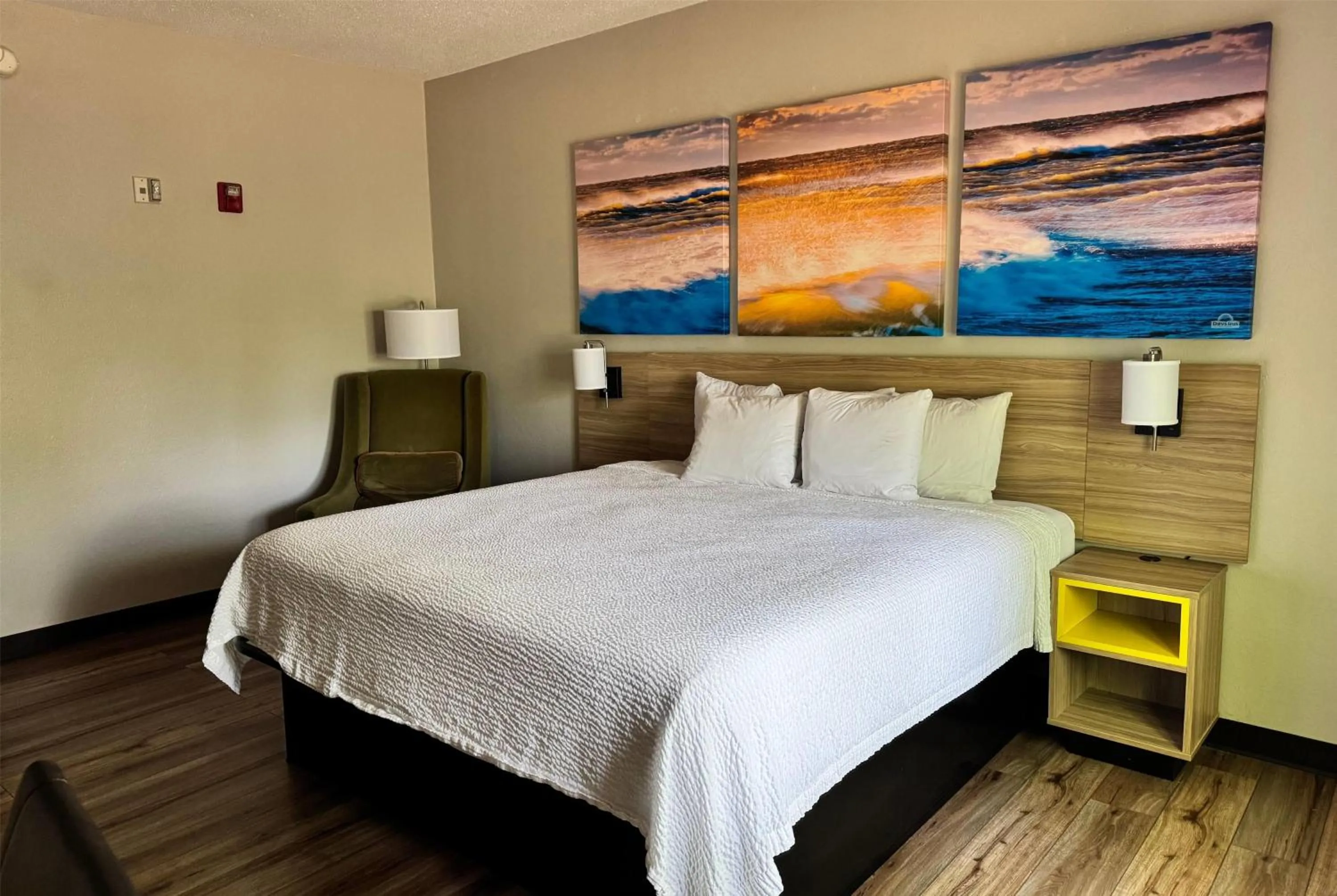 Photo of the whole room, Bed in Days Inn by Wyndham Mauldin/Greenville