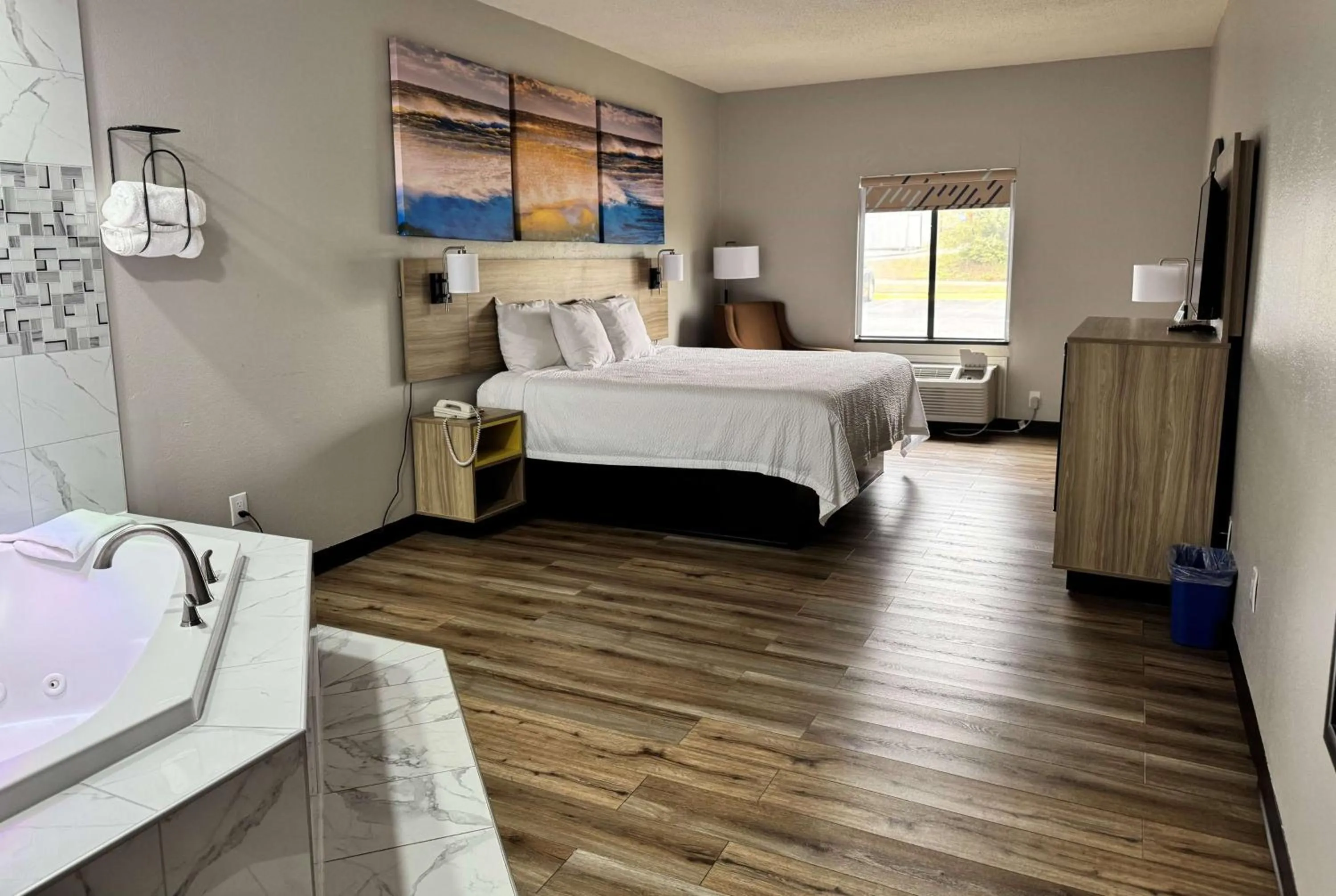 Photo of the whole room, Bed in Days Inn by Wyndham Mauldin/Greenville