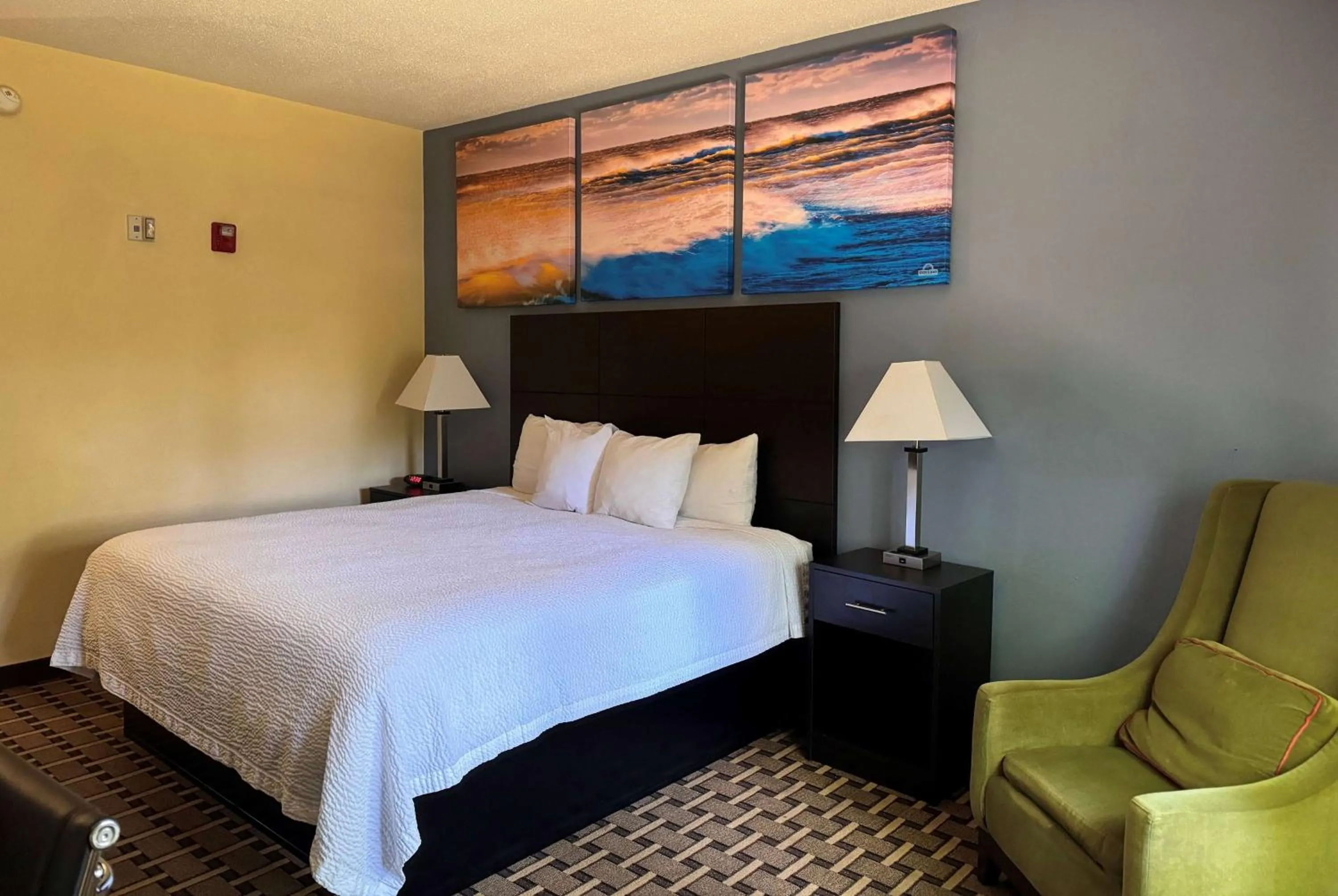 Photo of the whole room, Bed in Days Inn by Wyndham Mauldin/Greenville