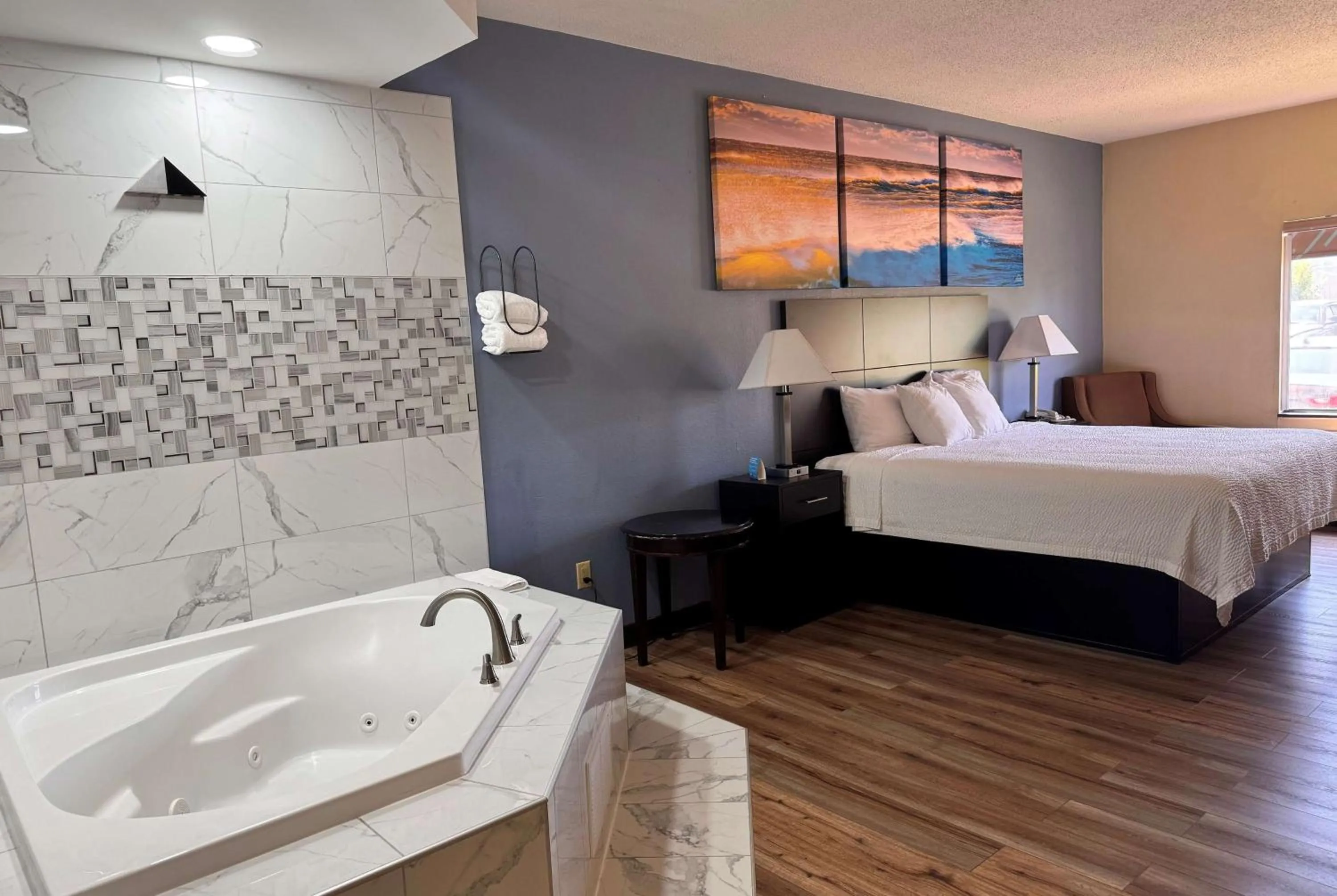 Photo of the whole room, Bed in Days Inn by Wyndham Mauldin/Greenville