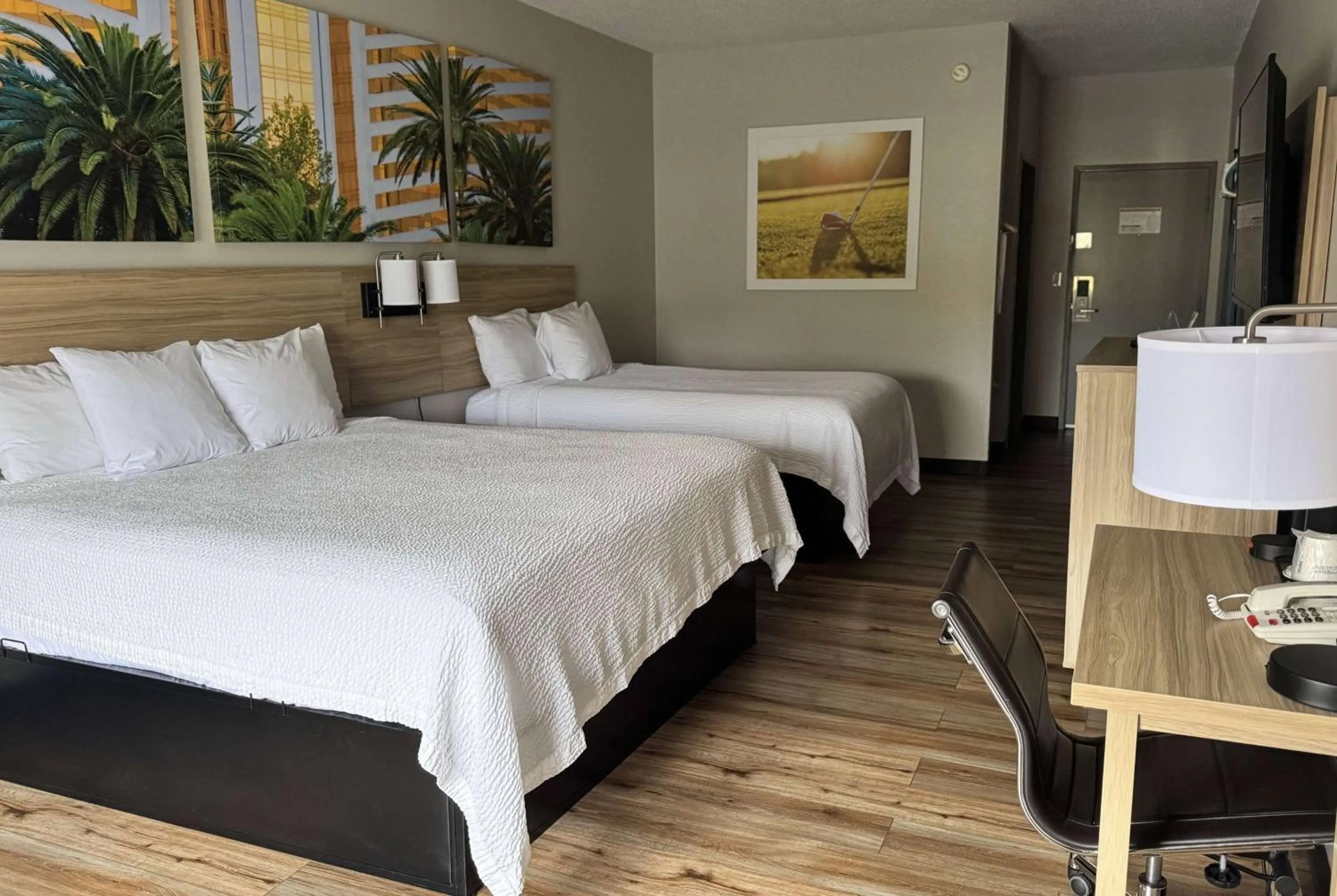 Photo of the whole room, Bed in Days Inn by Wyndham Mauldin/Greenville