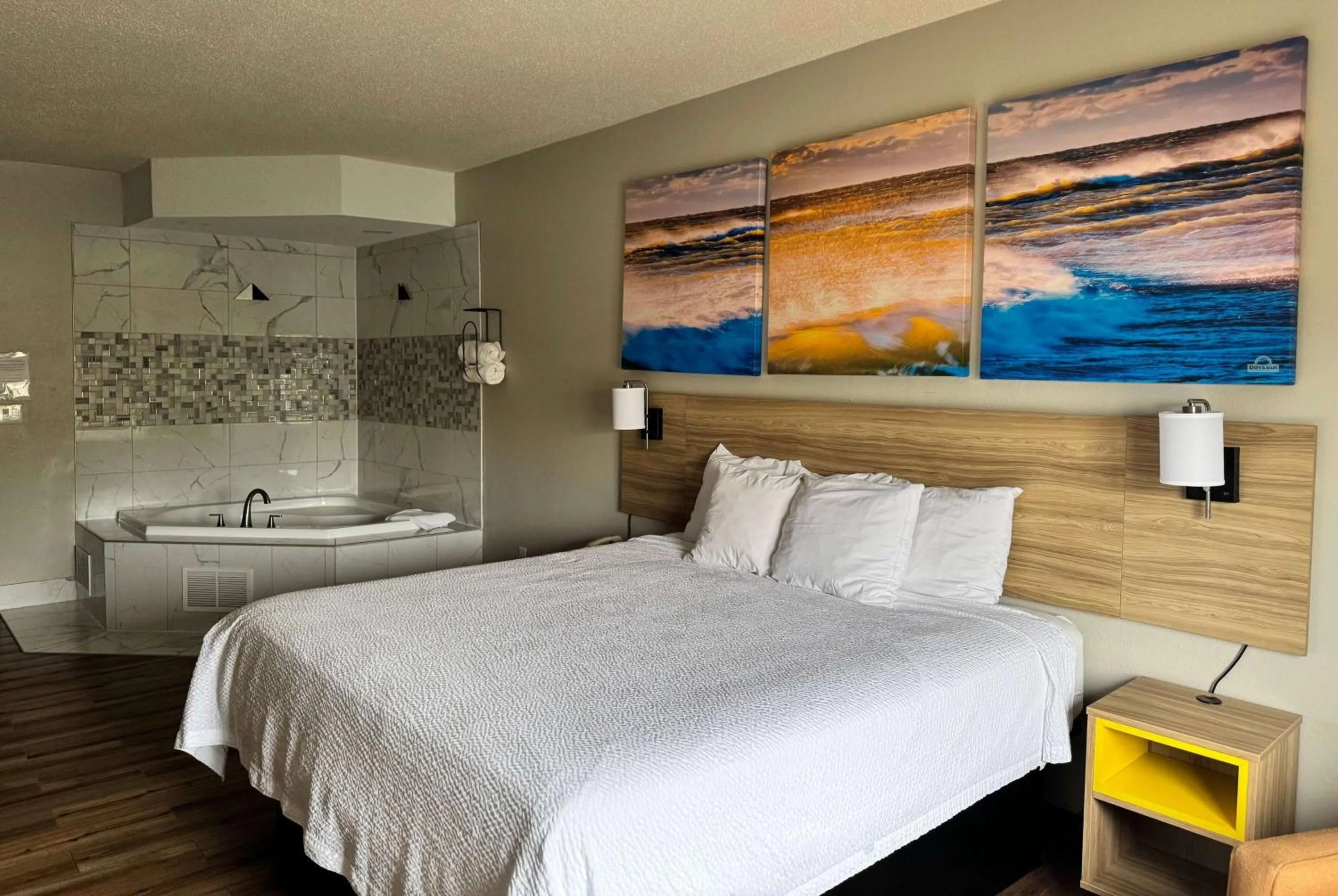 Photo of the whole room, Bed in Days Inn by Wyndham Mauldin/Greenville