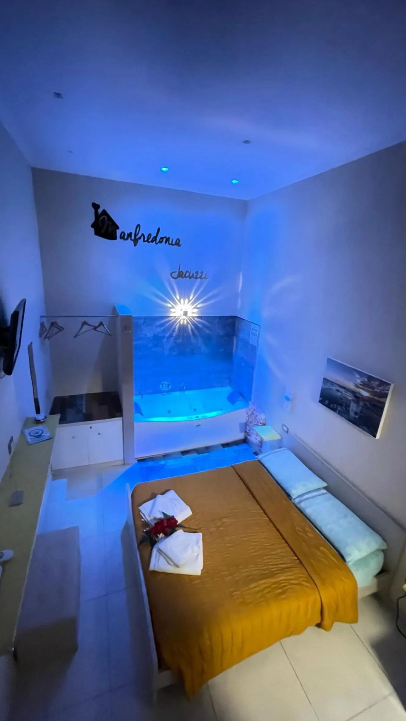 Photo of the whole room, Bed in ManfredoniaJacuzzi