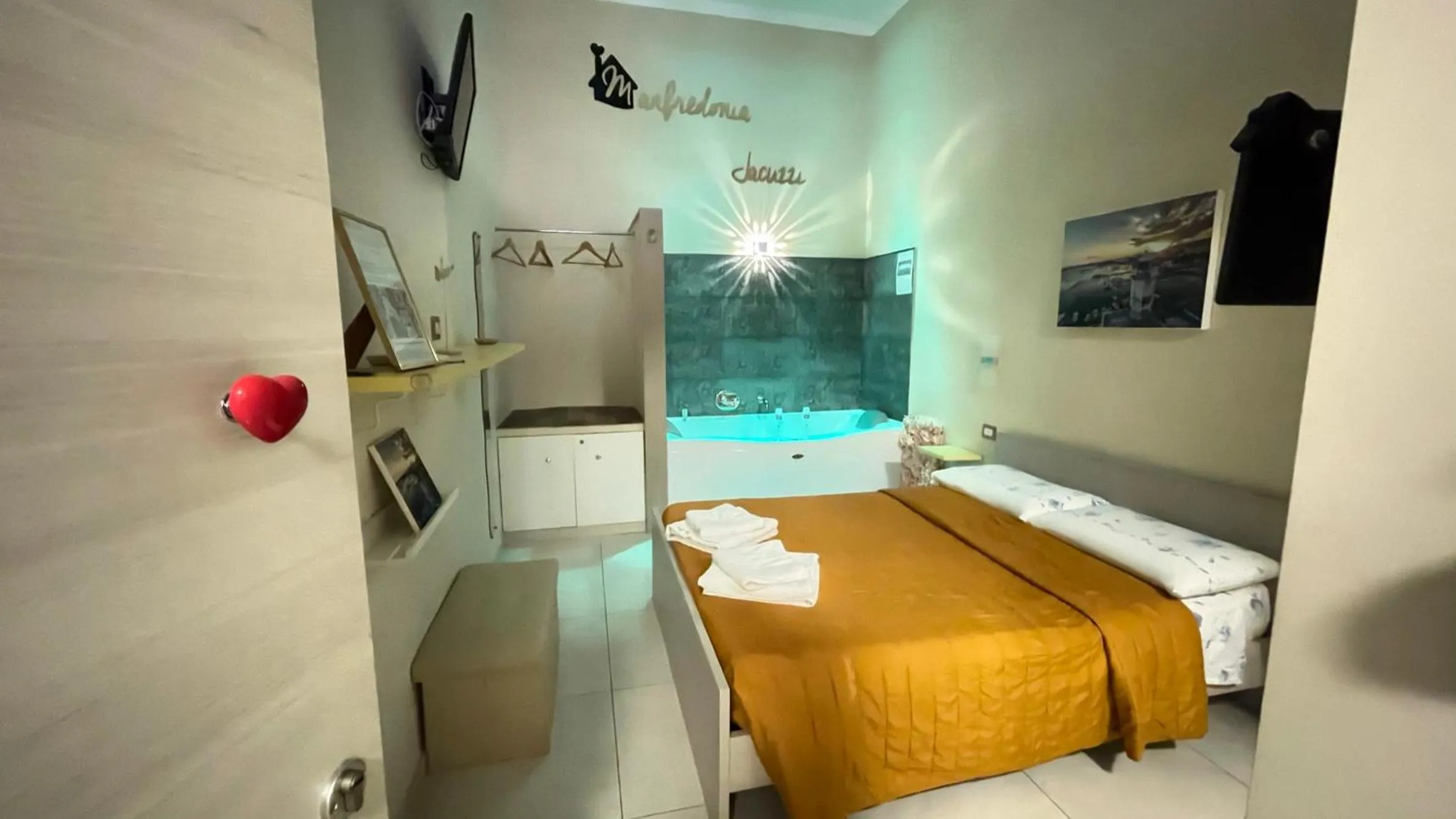 Photo of the whole room, Bed in ManfredoniaJacuzzi