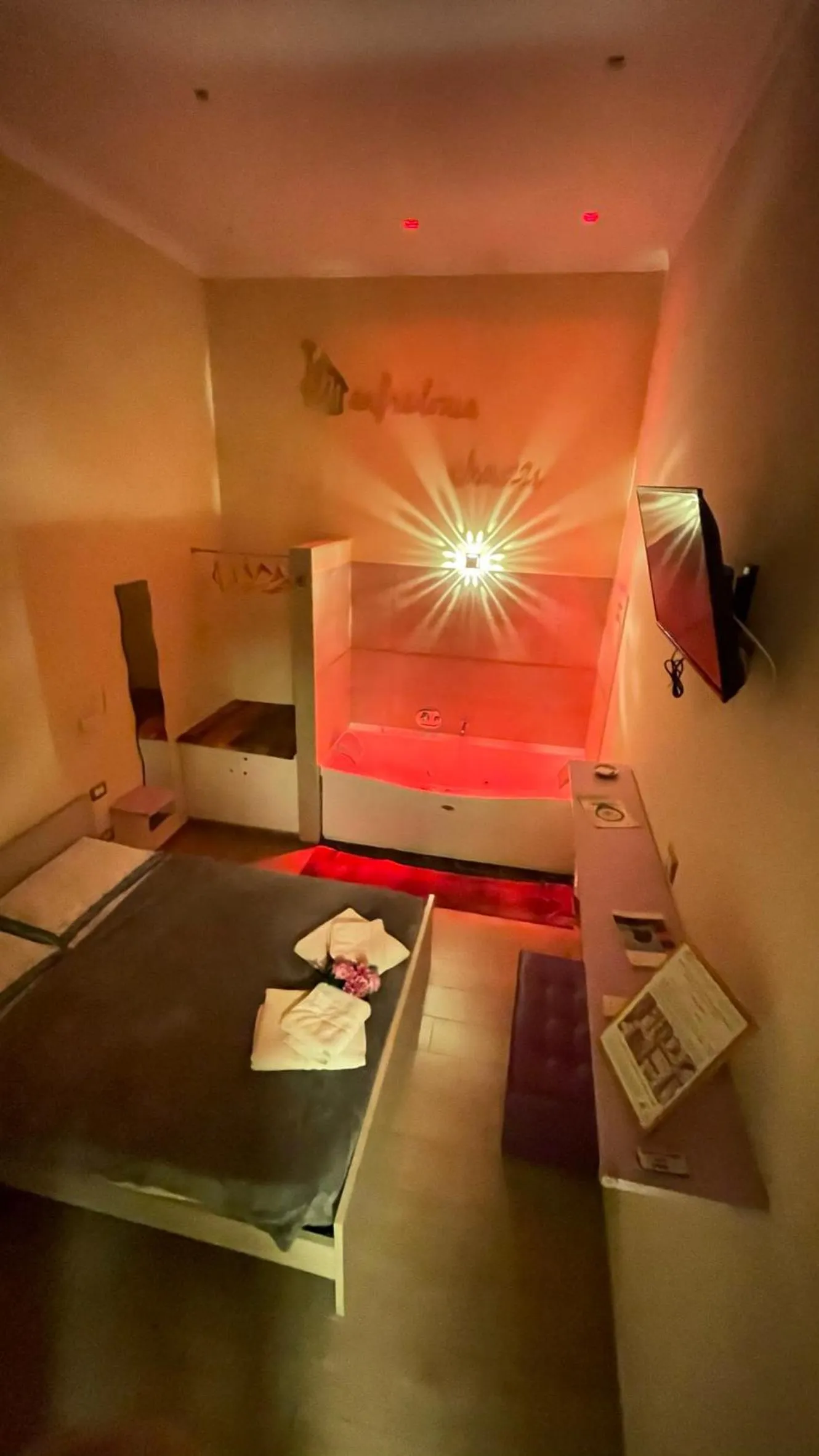 Photo of the whole room, Bed in ManfredoniaJacuzzi