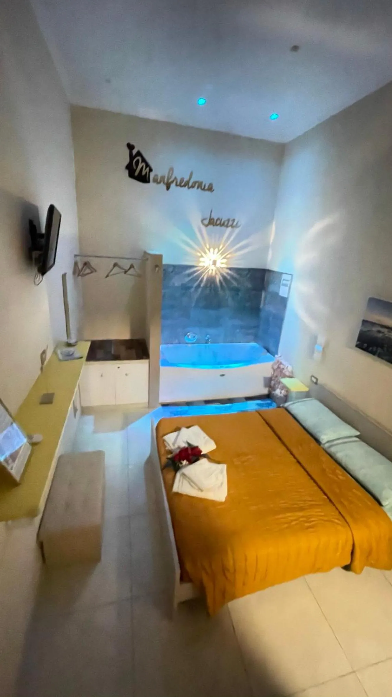 Photo of the whole room, Bed in ManfredoniaJacuzzi