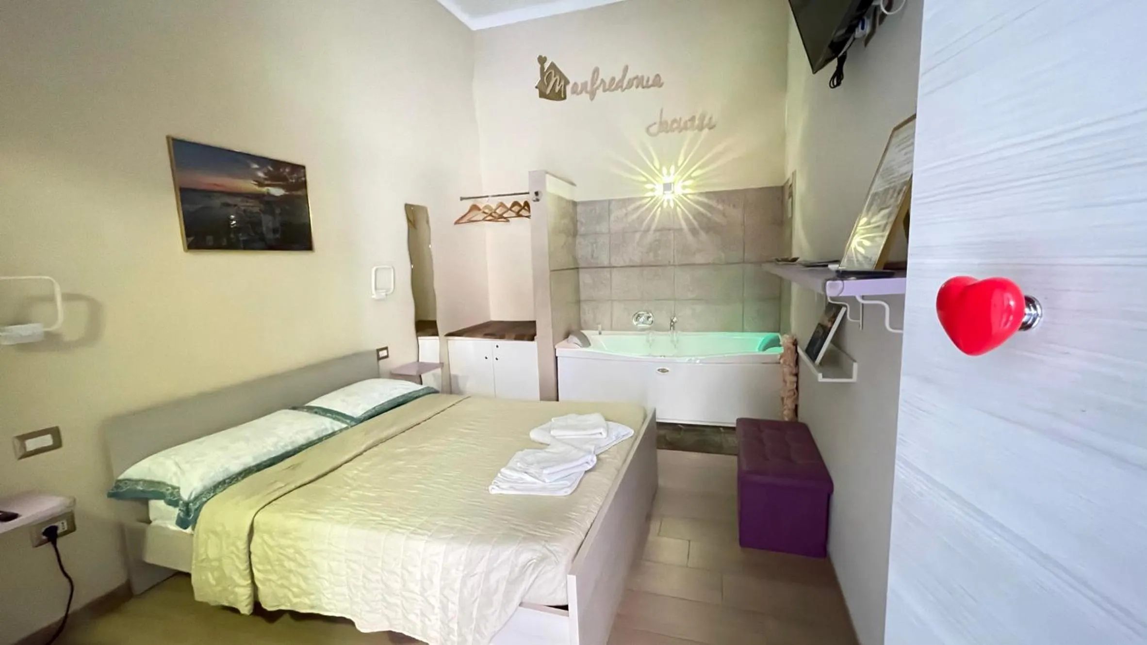 Photo of the whole room, Bed in ManfredoniaJacuzzi