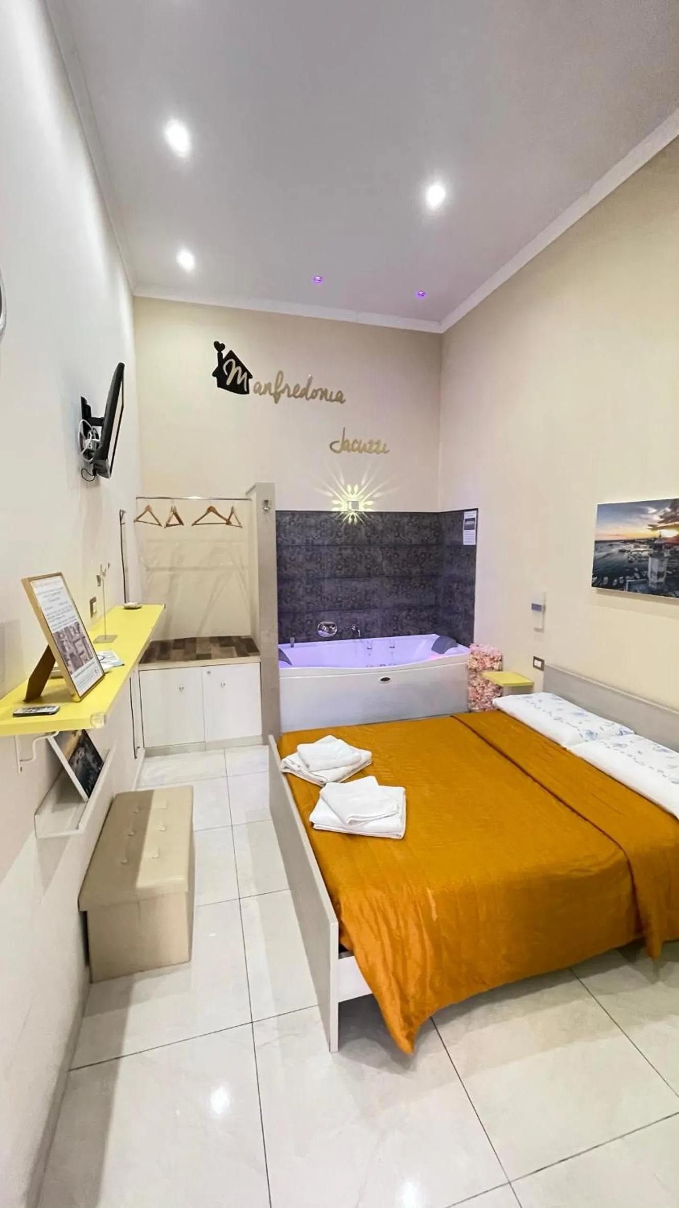 Photo of the whole room, Bed in ManfredoniaJacuzzi