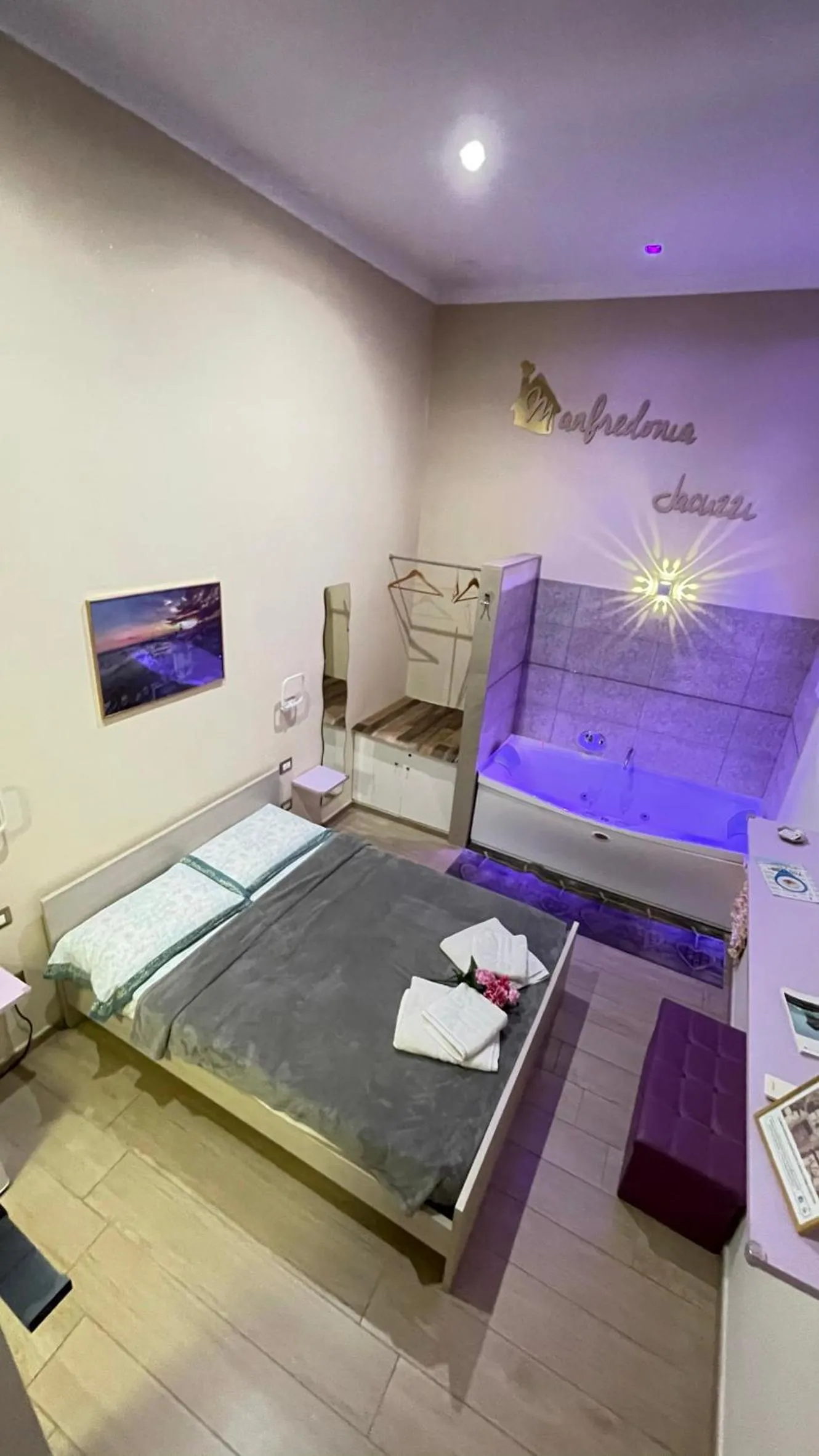 Photo of the whole room, Bed in ManfredoniaJacuzzi