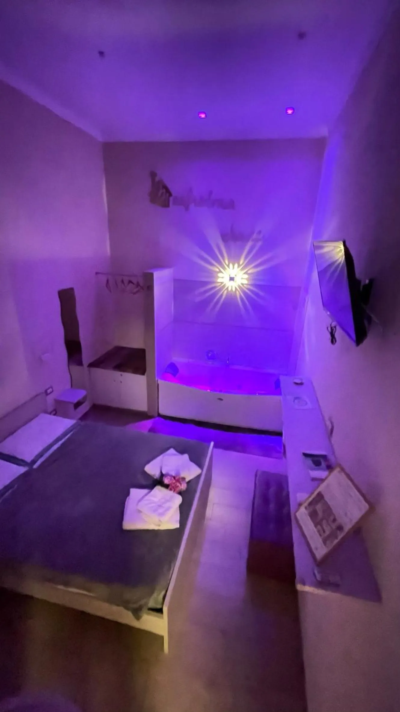 Photo of the whole room, Bed in ManfredoniaJacuzzi