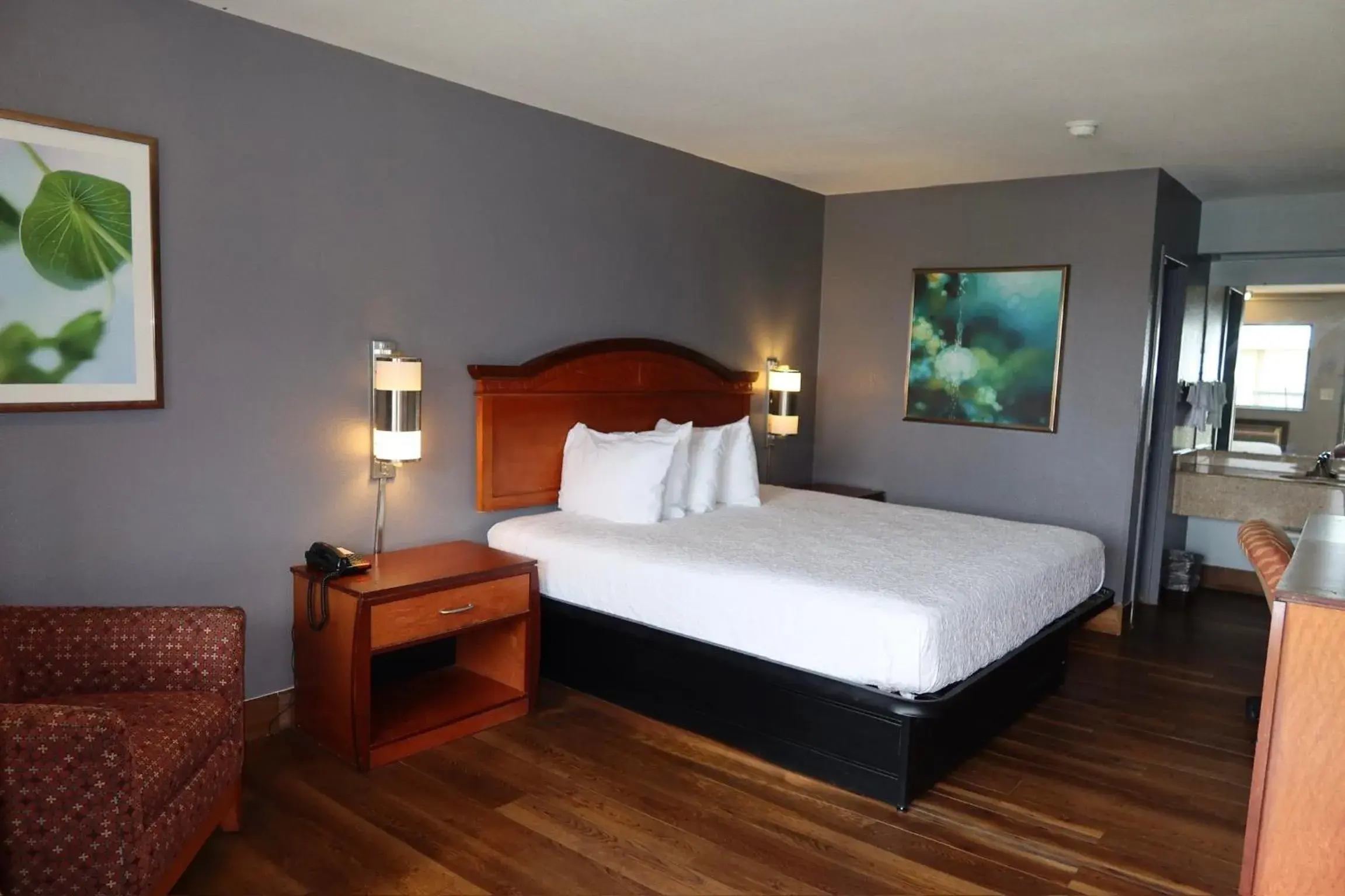 Bed in Americas Best Value Inn Yukon Bed in Americas Best Value Inn Yukon