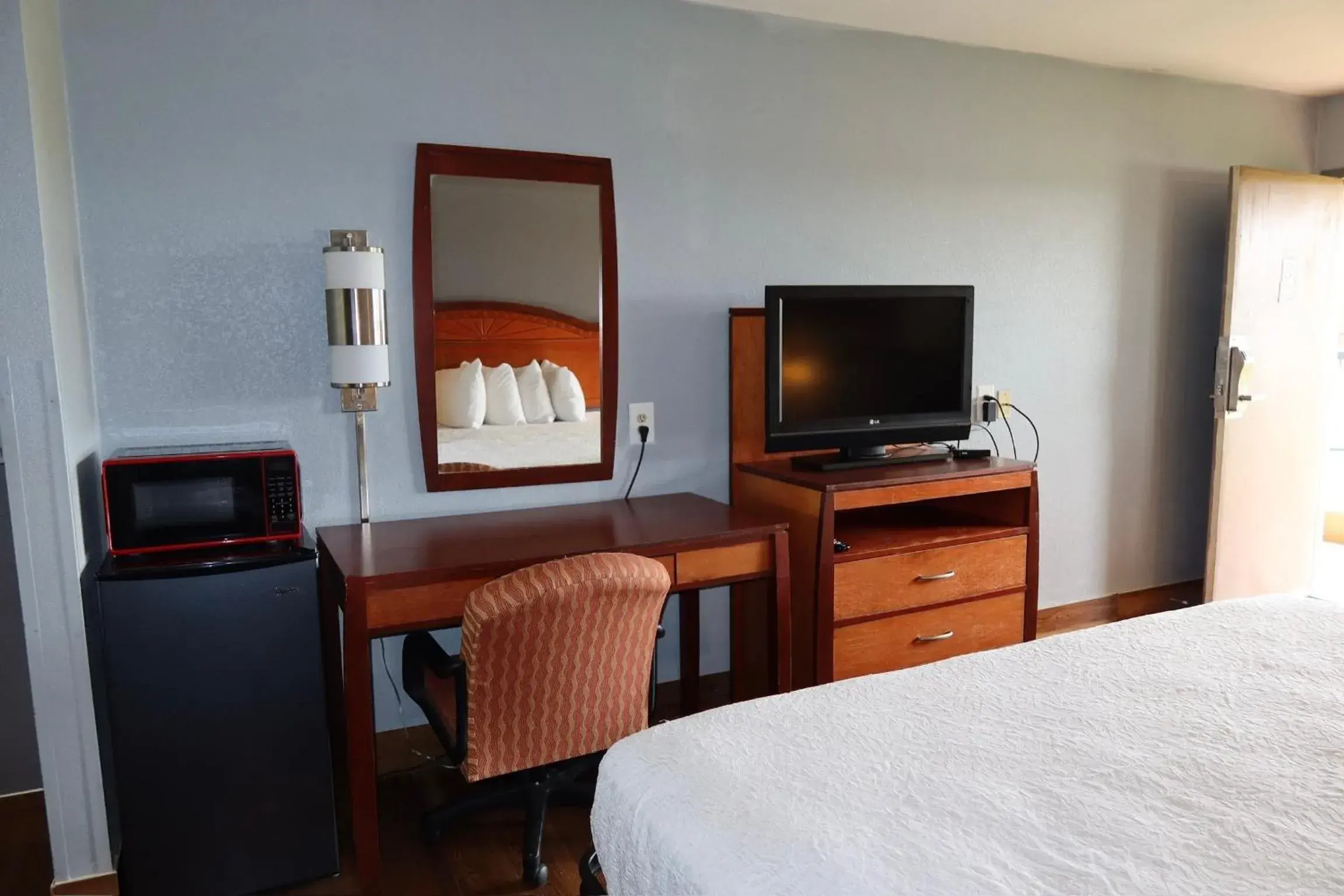 TV and multimedia, Bed in Americas Best Value Inn Yukon TV and multimedia, Bed in Americas Best Value Inn Yukon