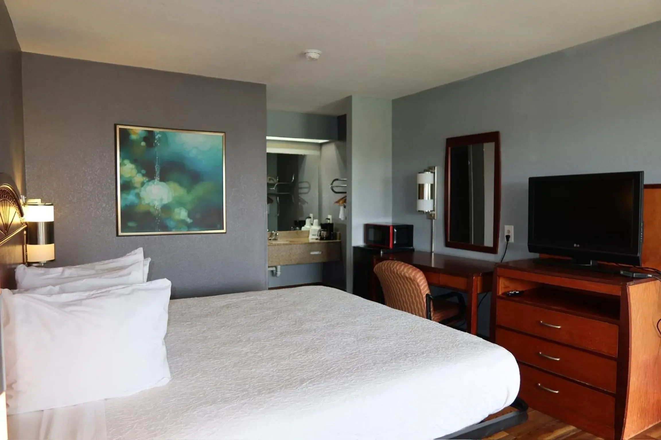 TV and multimedia, Bed in Americas Best Value Inn Yukon TV and multimedia, Bed in Americas Best Value Inn Yukon