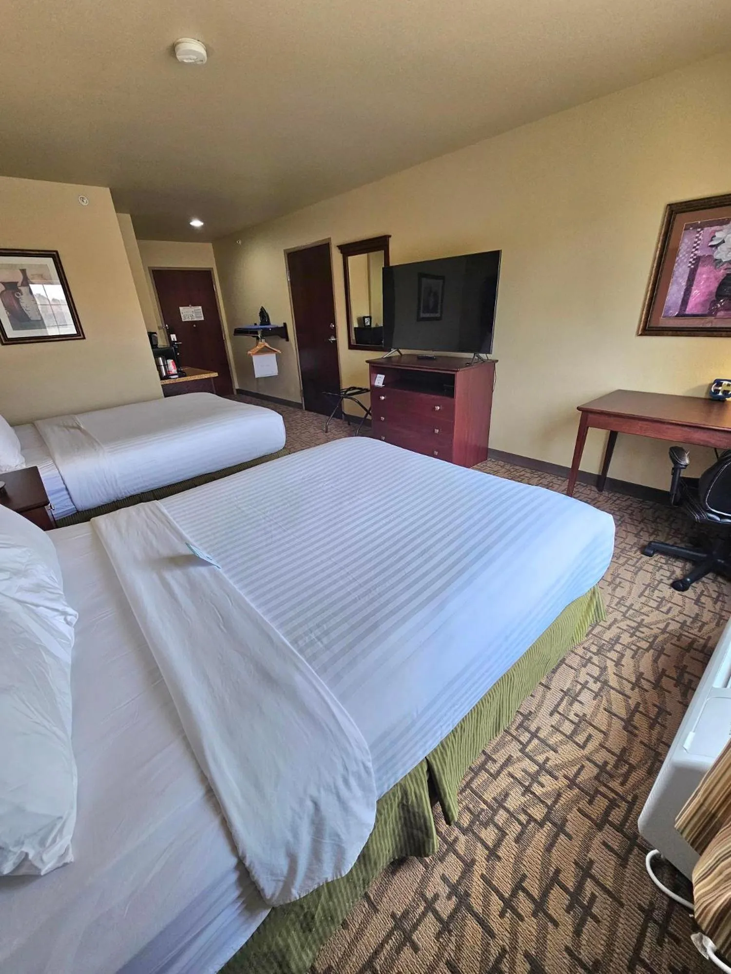 Bed in Cobblestone Inn & Suites - Clintonville