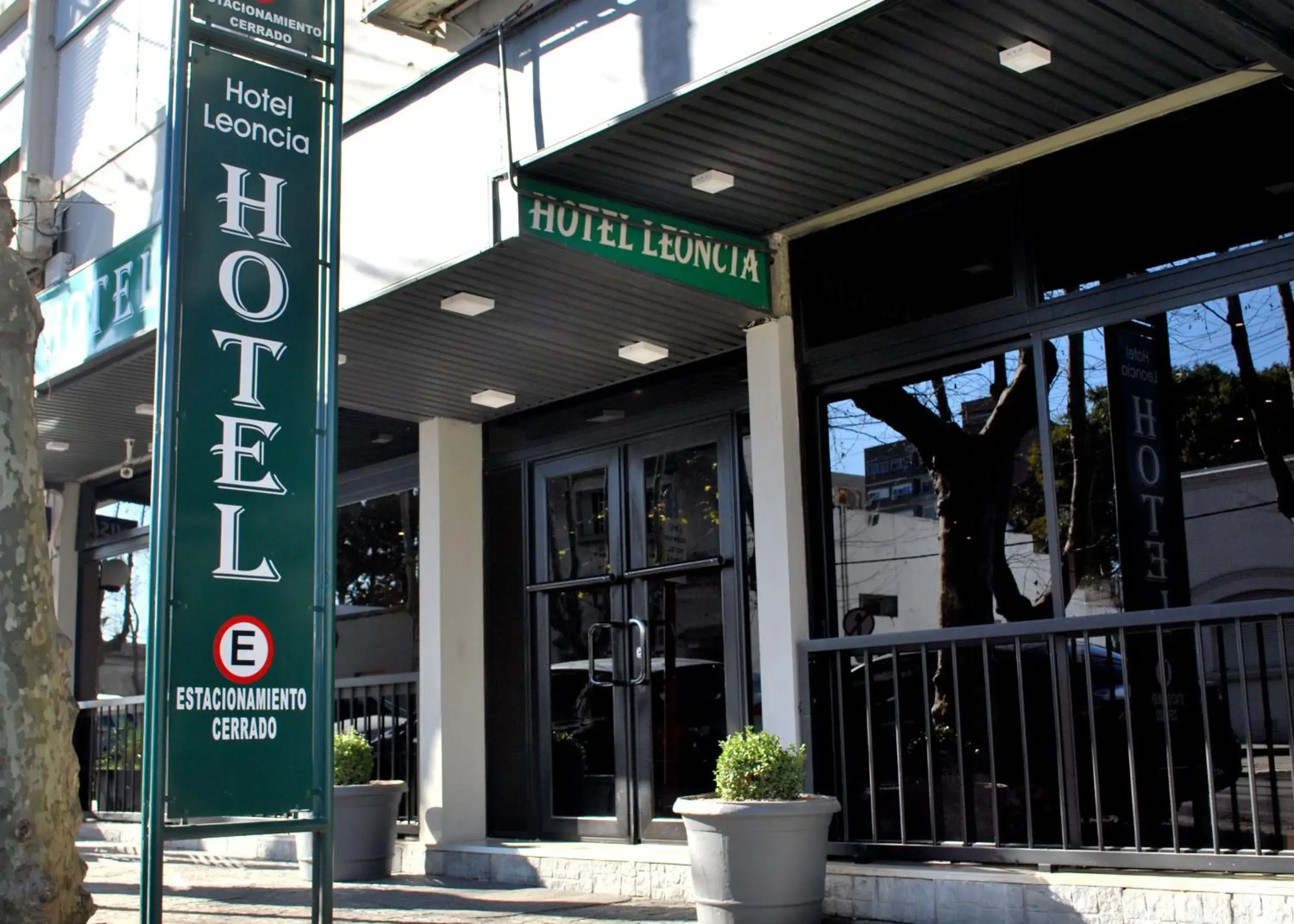 Facade/entrance in Hotel Leoncia Facade/entrance in Hotel Leoncia