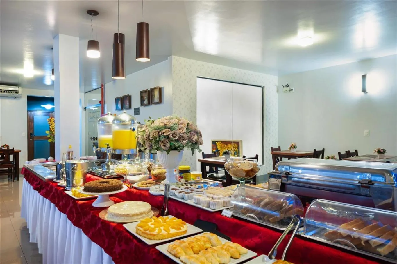 Buffet breakfast in Hotel Presidencial