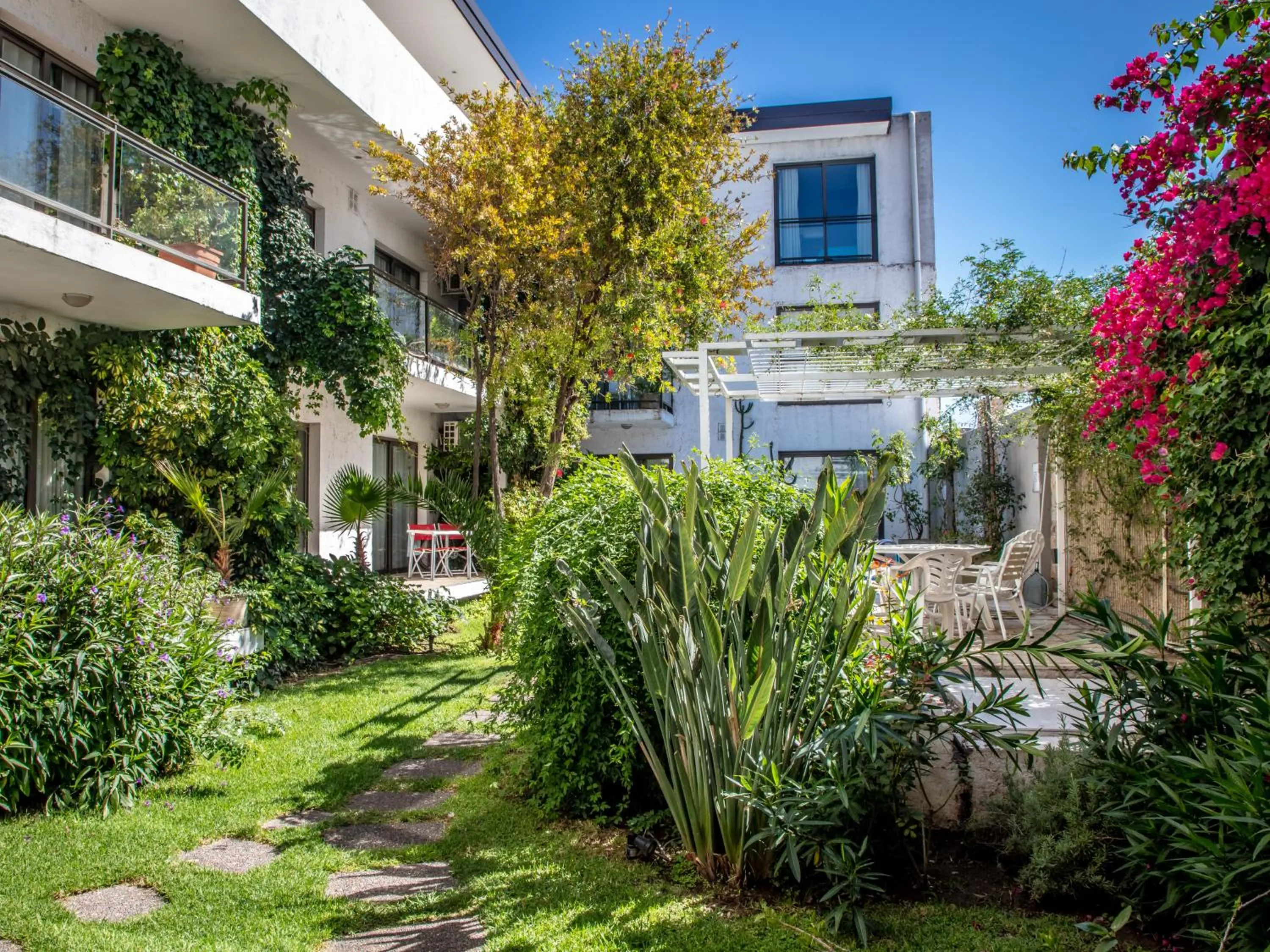 Property building in Paradise Departamentos