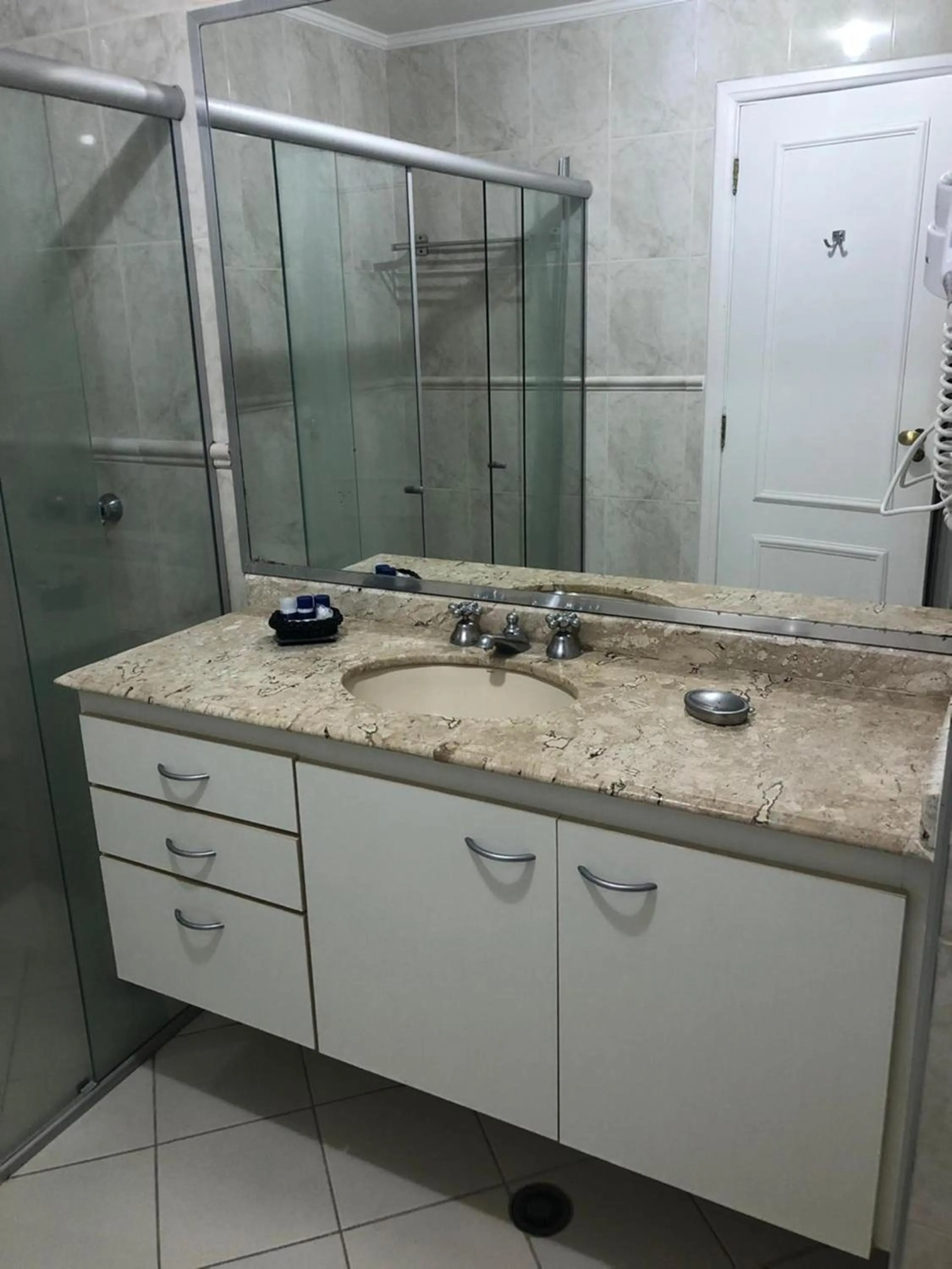 Shower in Hotel Guarany