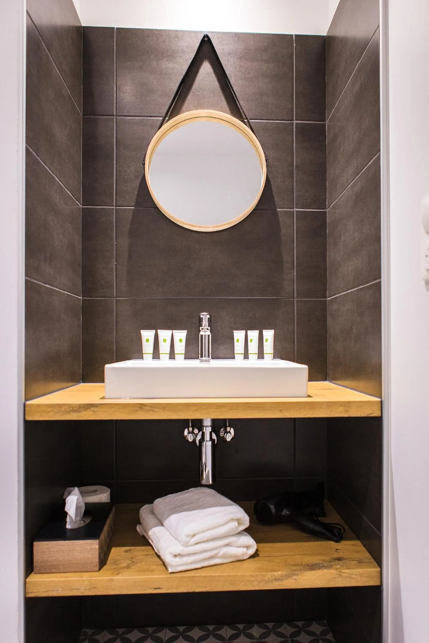 Bathroom in Château de Tauzies, The Originals Relais
