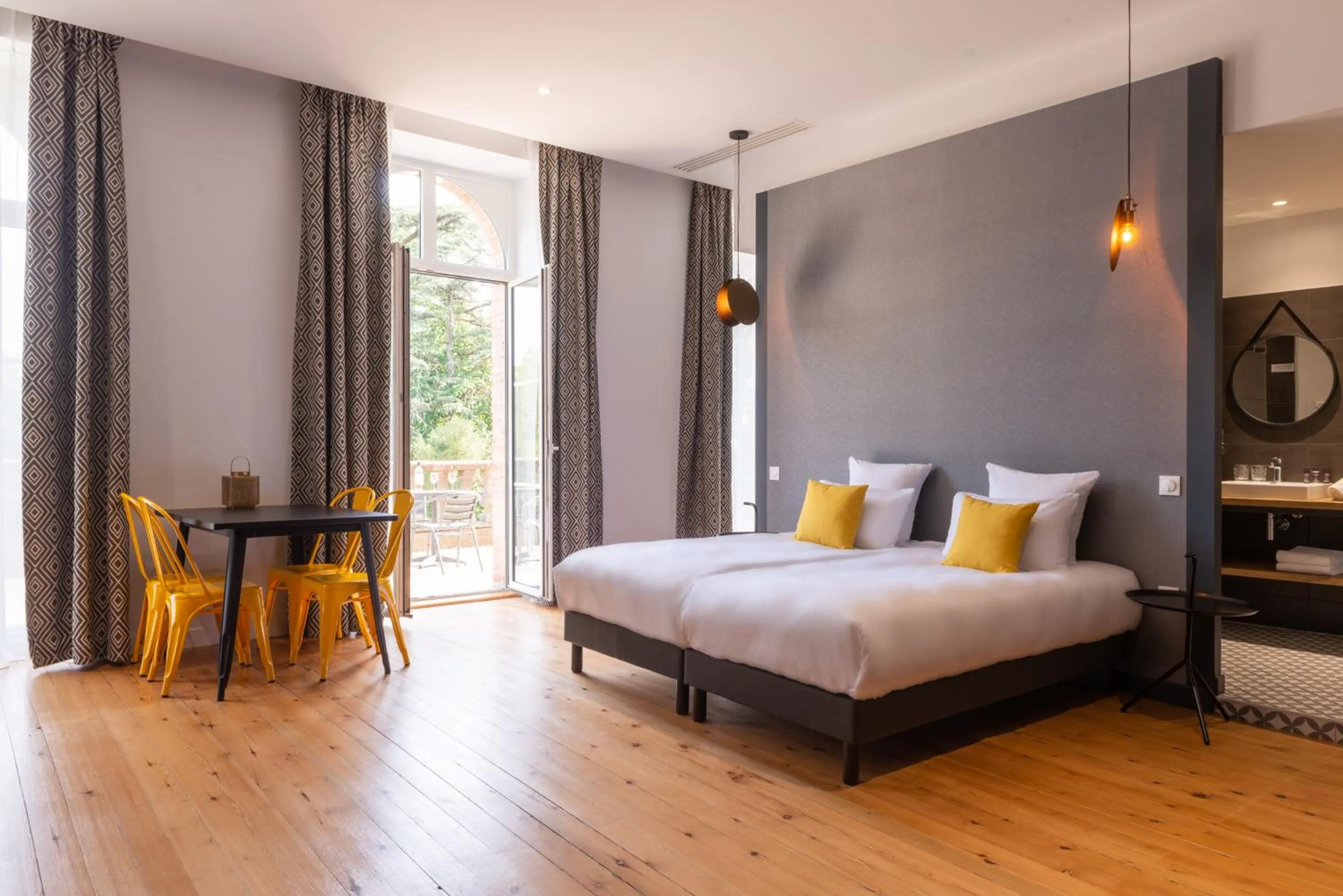 Bed in Château de Tauzies, The Originals Relais