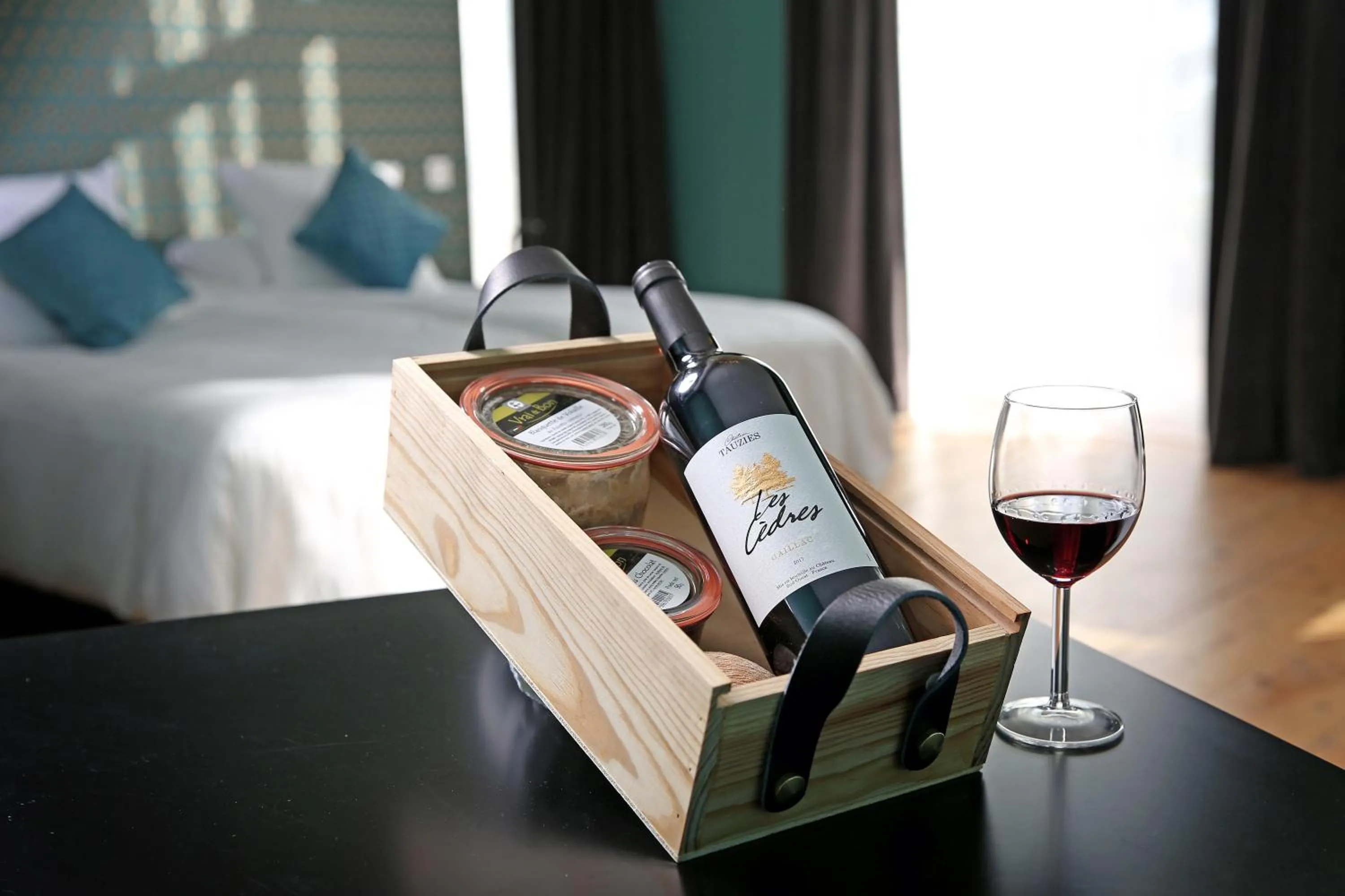 Bed in Château de Tauzies, The Originals Relais