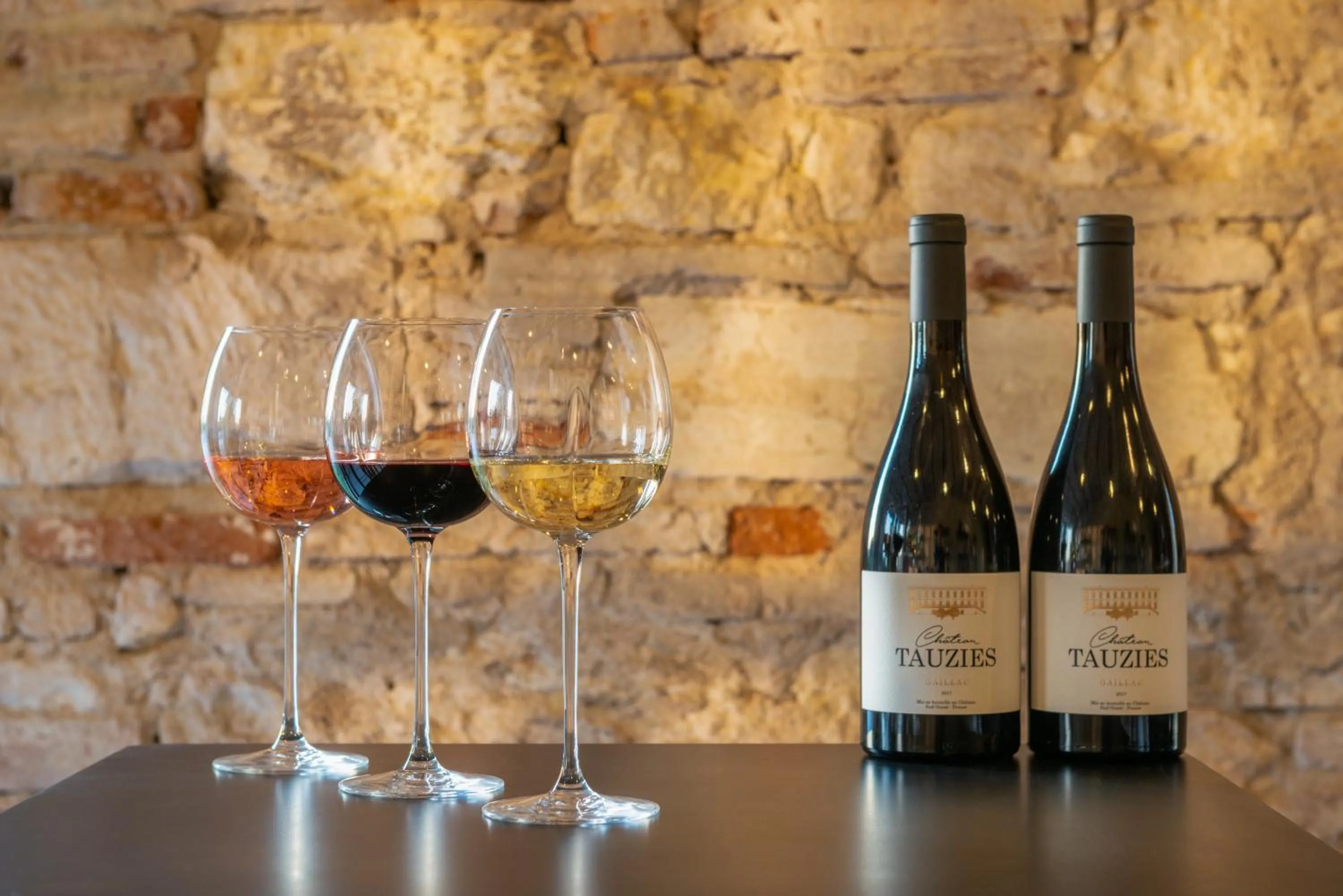 Drinks in Château de Tauzies, The Originals Relais