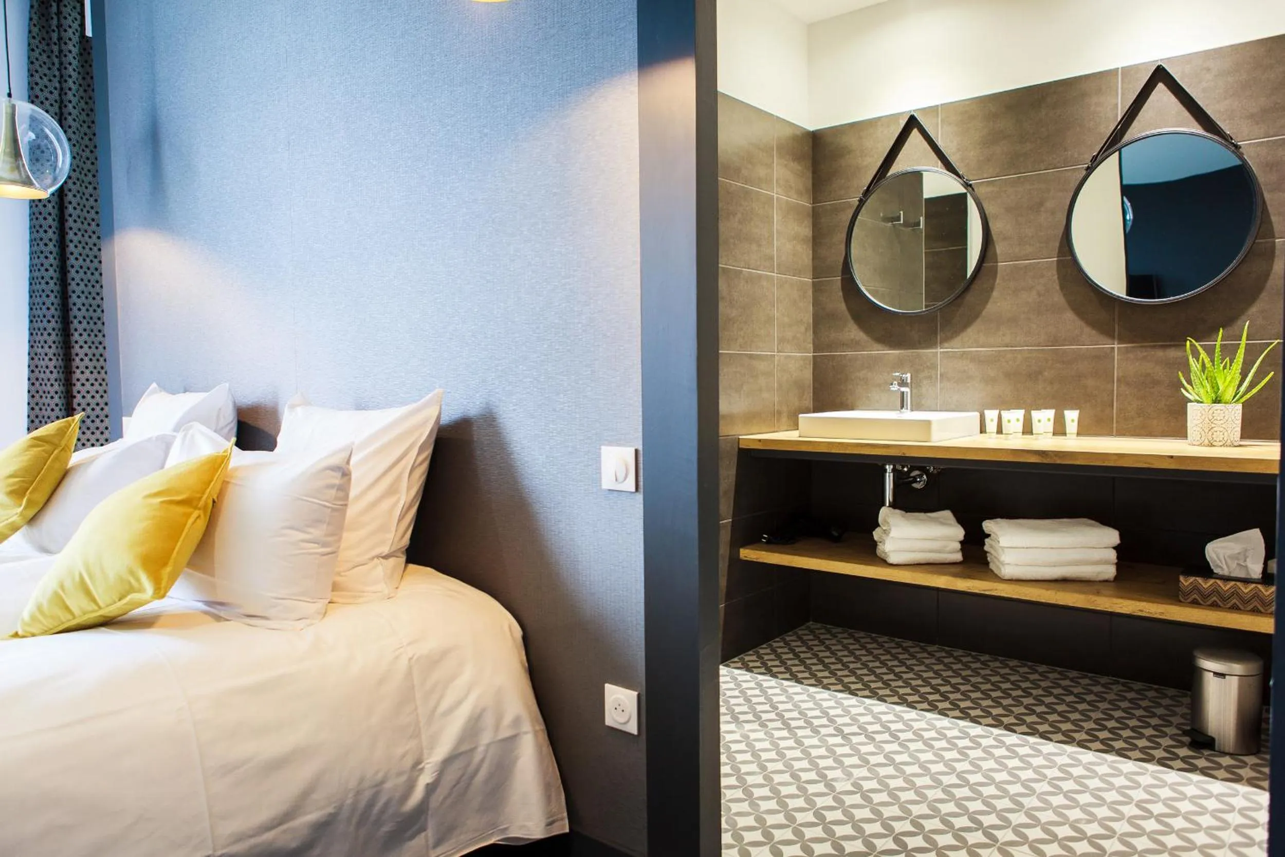 Decorative detail, Bed in Château de Tauzies, The Originals Relais