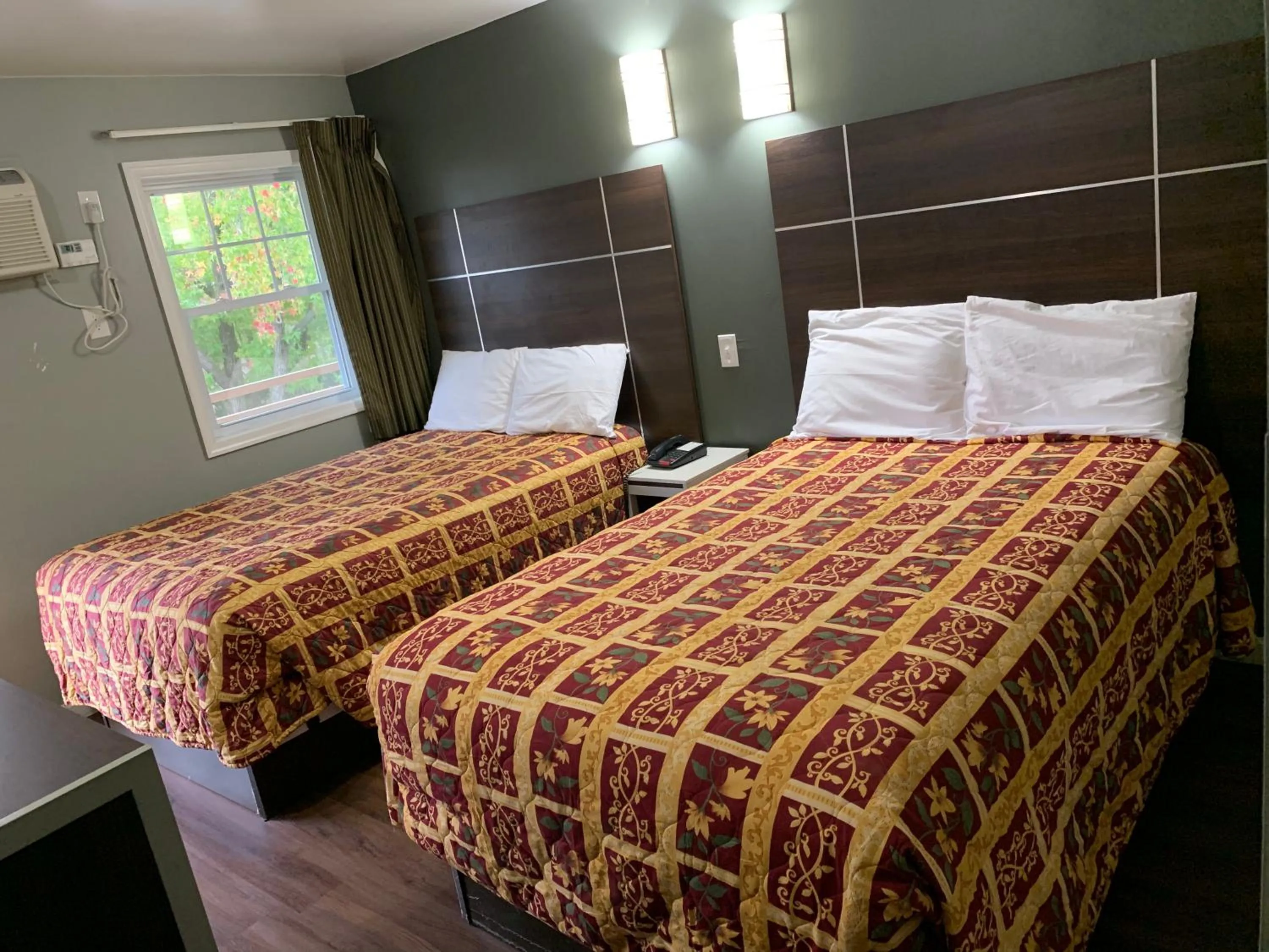 Bed in Red Carpet Inn - Norristown