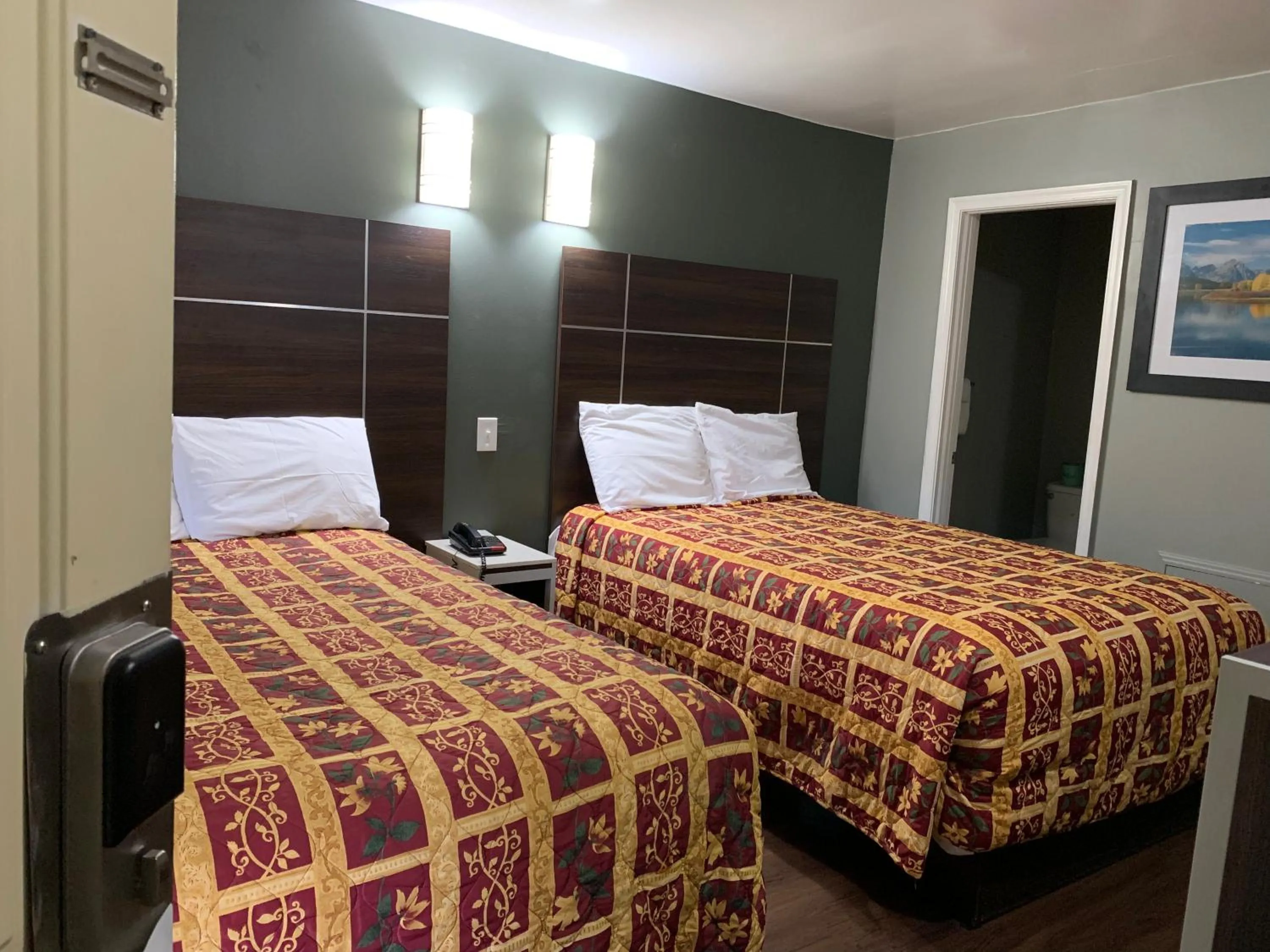 Bed in Red Carpet Inn - Norristown