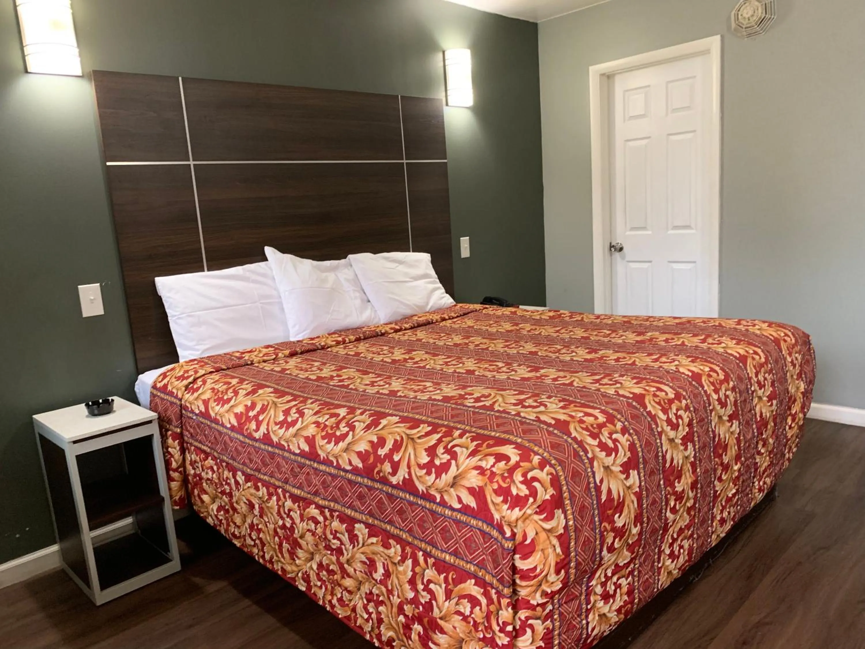 Photo of the whole room, Bed in Red Carpet Inn - Norristown