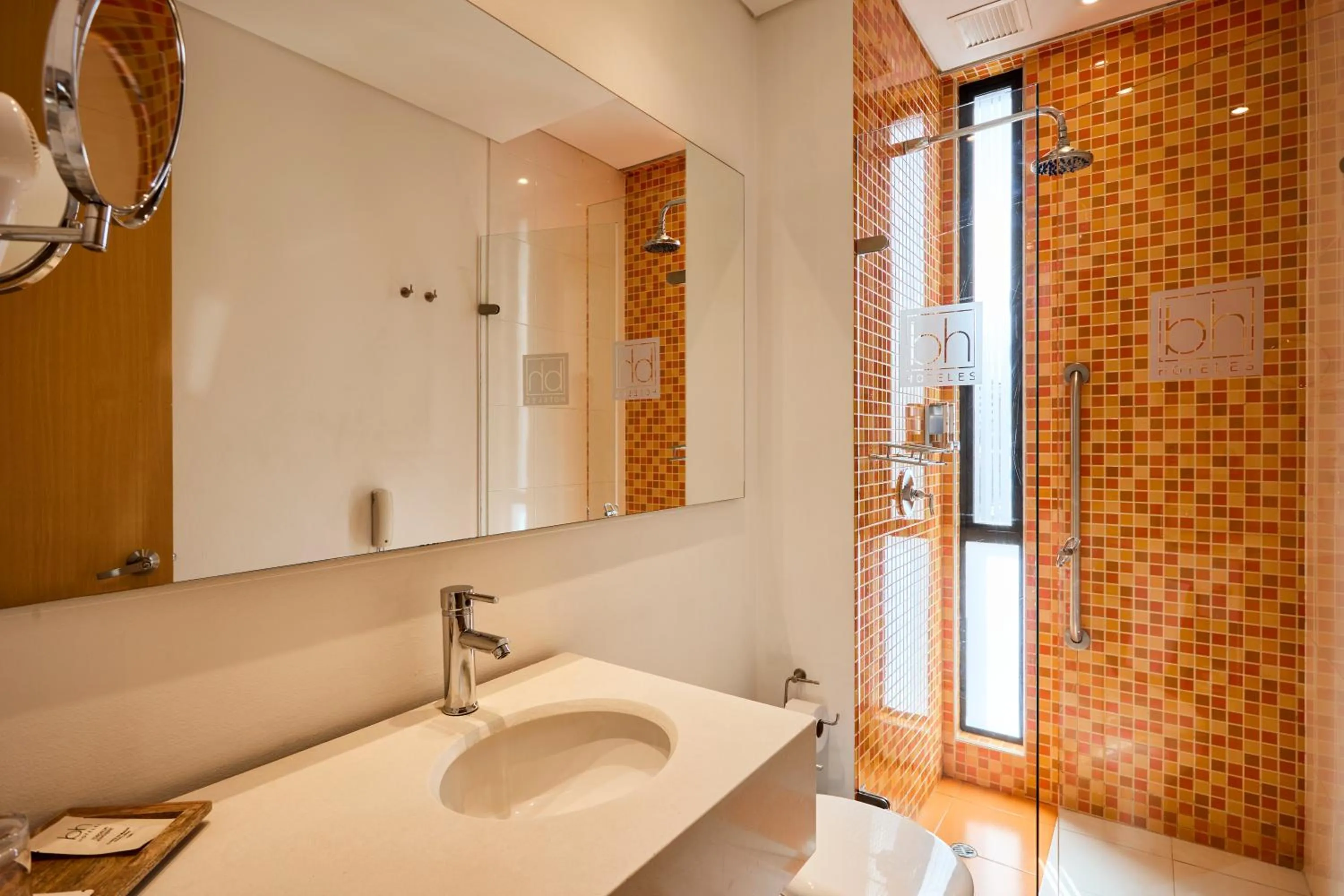 Bathroom in Hotel bh Parque 93