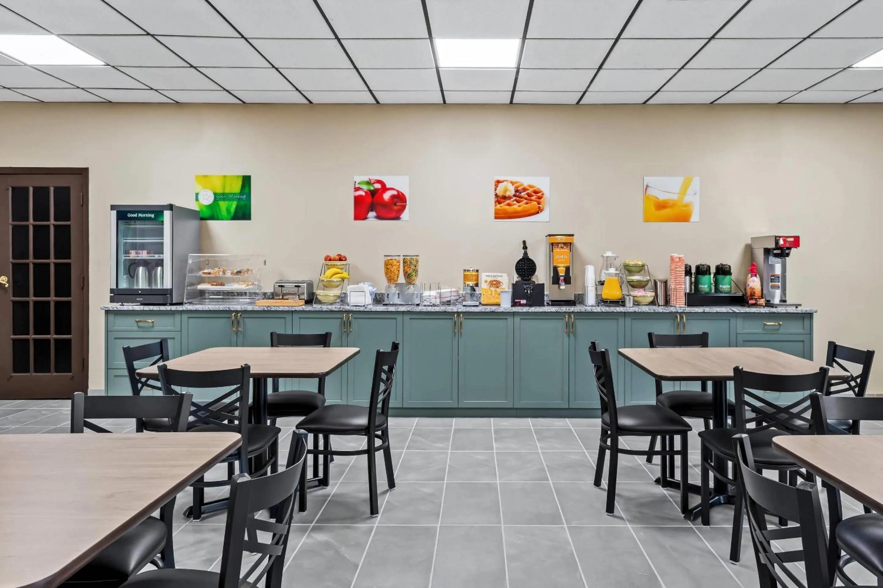 Breakfast in Suburban Studios Harvey - New Orleans