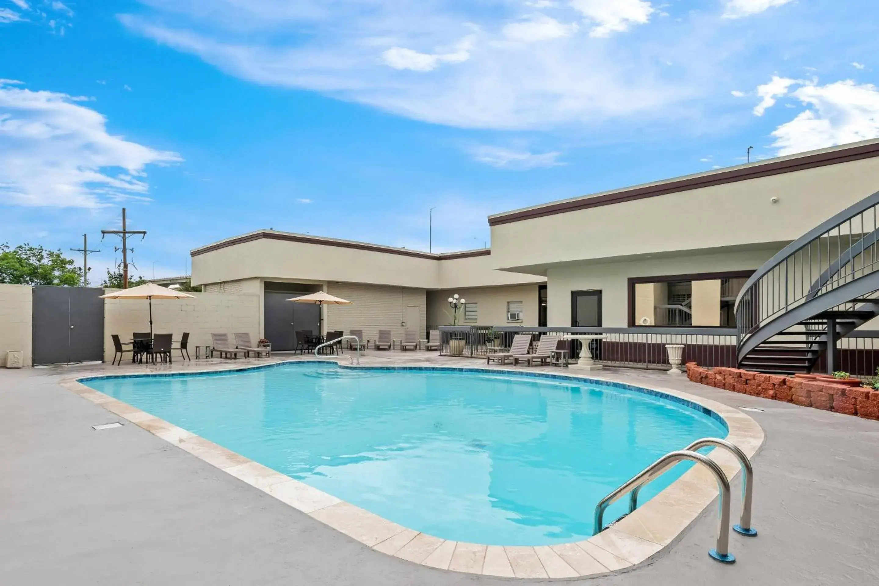 Swimming pool in Suburban Studios Harvey - New Orleans Swimming pool in Suburban Studios Harvey - New Orleans