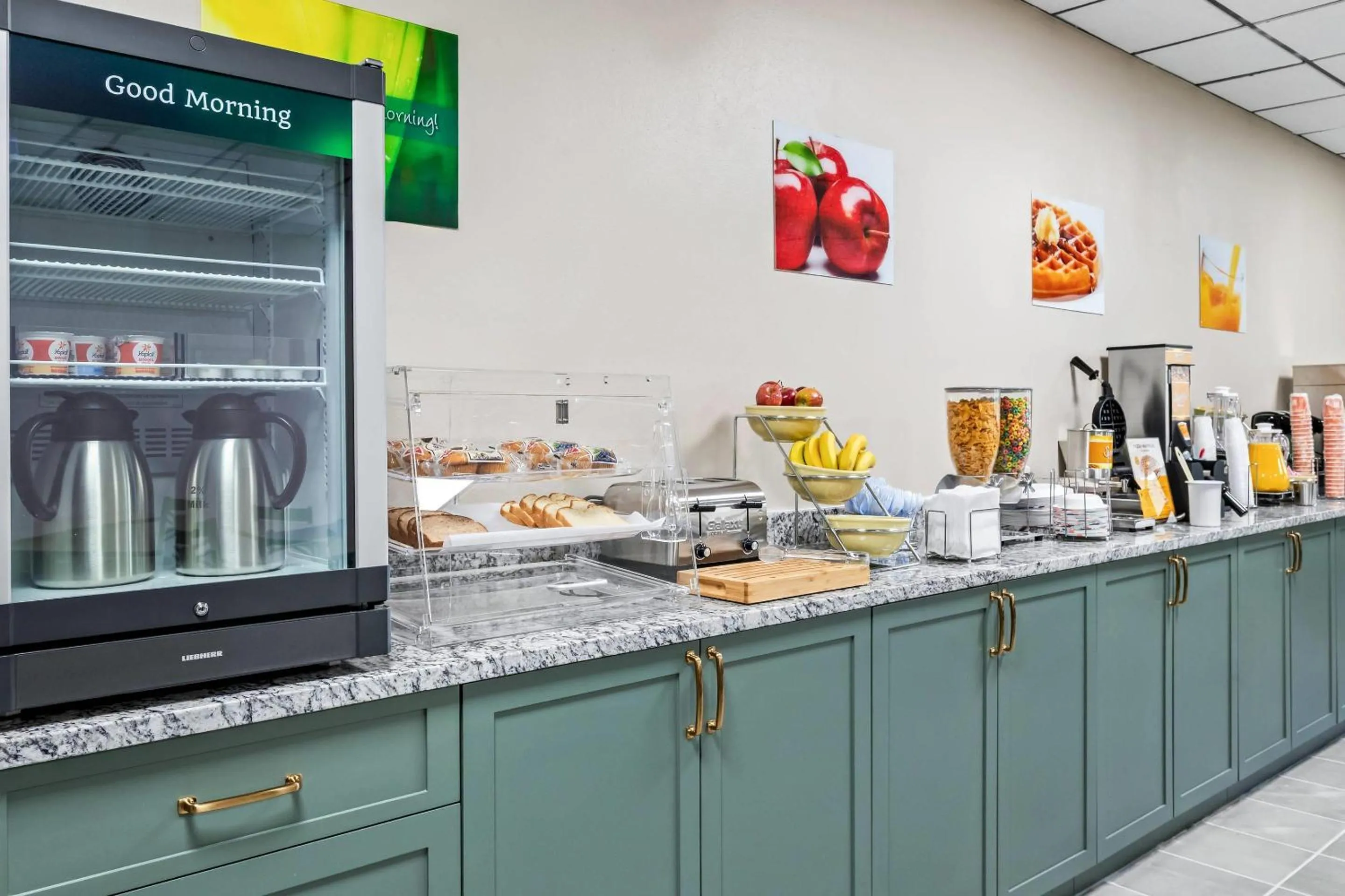 Breakfast in Suburban Studios Harvey - New Orleans