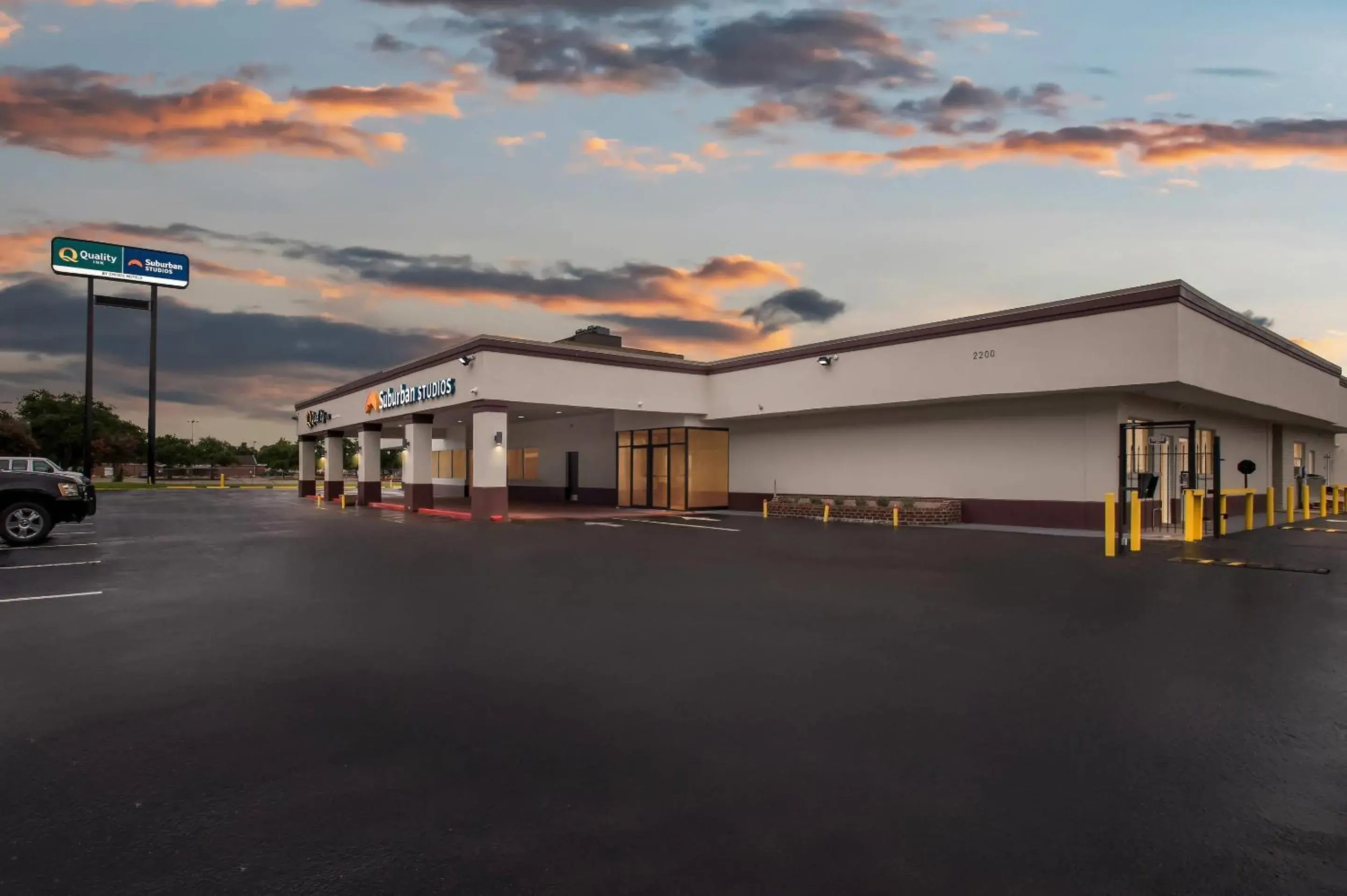 Property building in Suburban Studios Harvey - New Orleans Property building in Suburban Studios Harvey - New Orleans