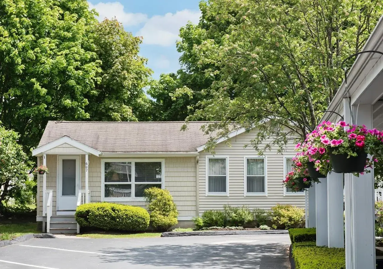 Property building in Anchorage by the Sea Property building in Anchorage by the Sea