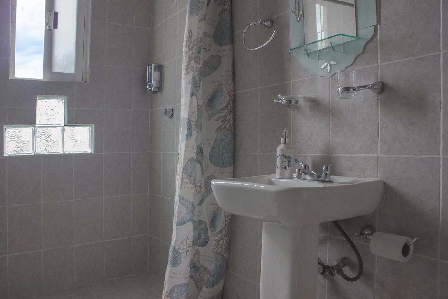 Shower in Senda Monarca